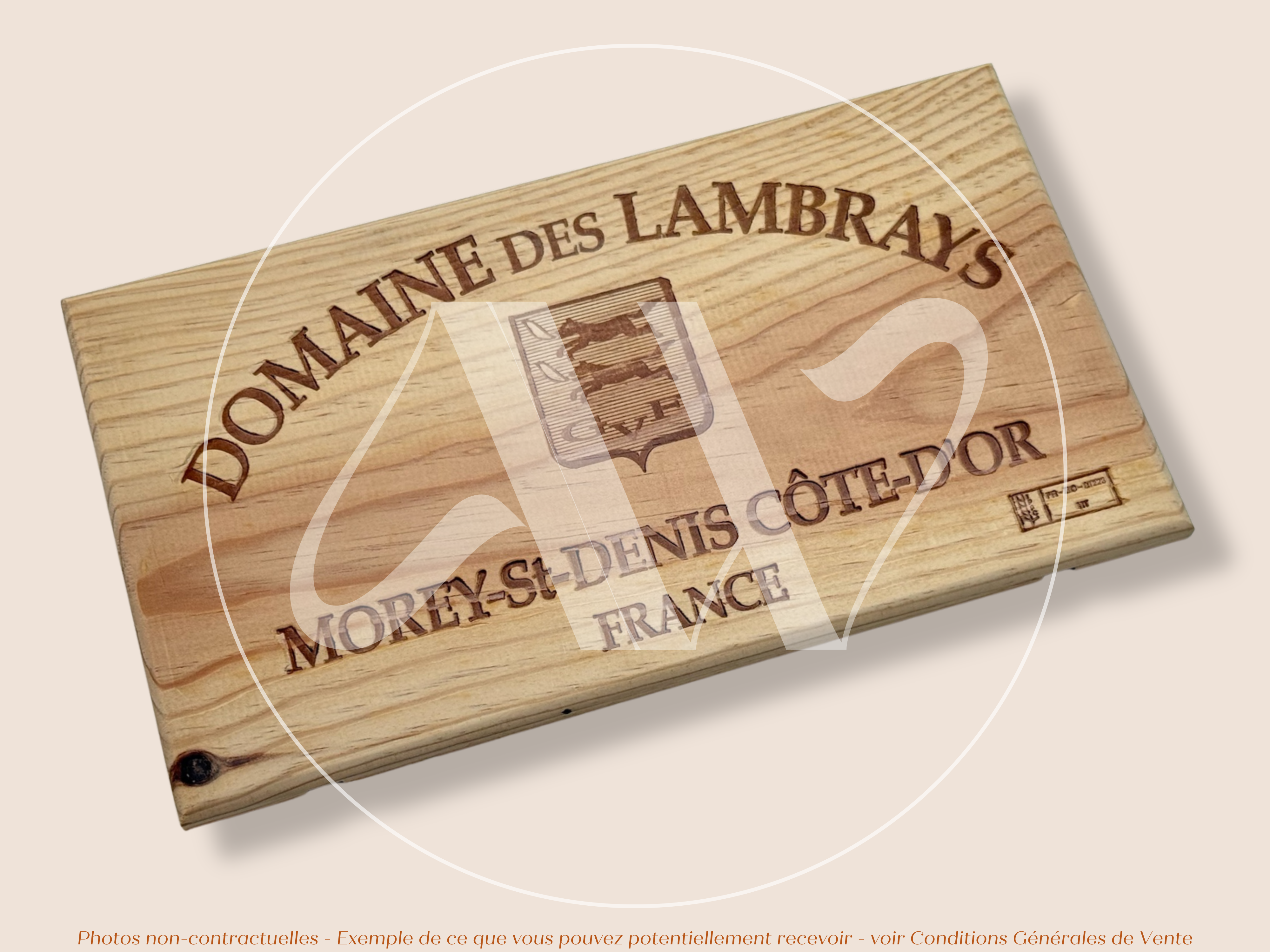Domaine des Lambrays — Bourgogne — France — Morey-Saint-Denis — Sans millésime — 30 × 17 cm — Façade caisse de vin en bois