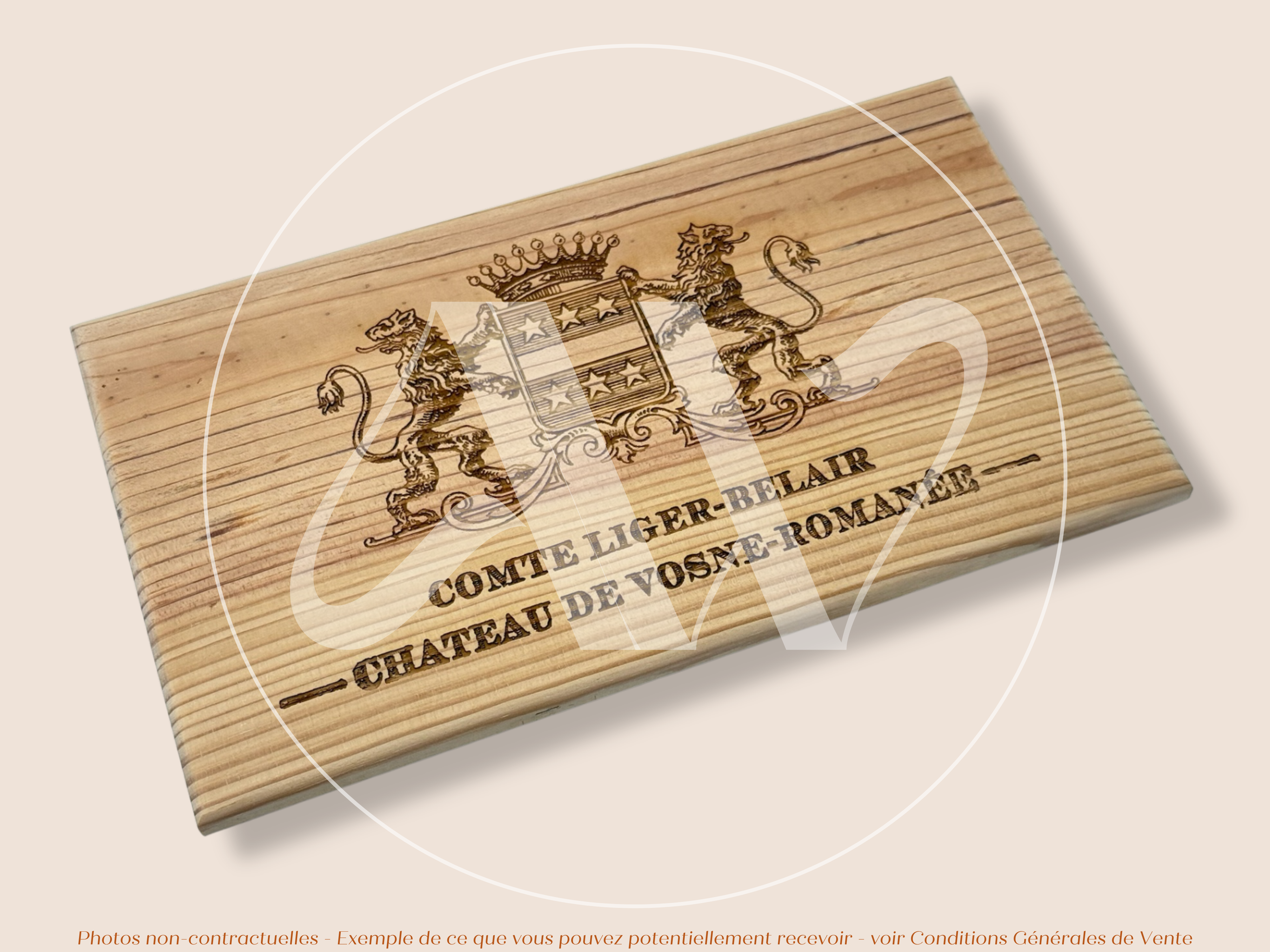 Domaine du Comte Liger-Belair — Château de Vosne-Romanée — Côte de Nuits — Bourgogne — France — Sans millésime — 30 × 17 cm — Façade plaque caisse de vin en bois