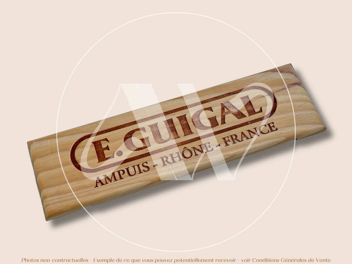 Estampe / Façade d'une caisse de vin en bois du Domaine Guigal - Ampuis | Format 1 bouteille = 30x9 cm