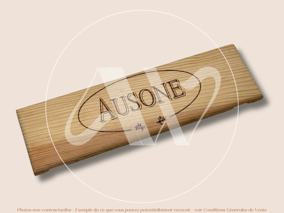 Estampe / Façade d'une caisse de vin en bois du Chateau Ausone - Saint Emilion - Bordeaux | Format 6 bouteilles = 30x9