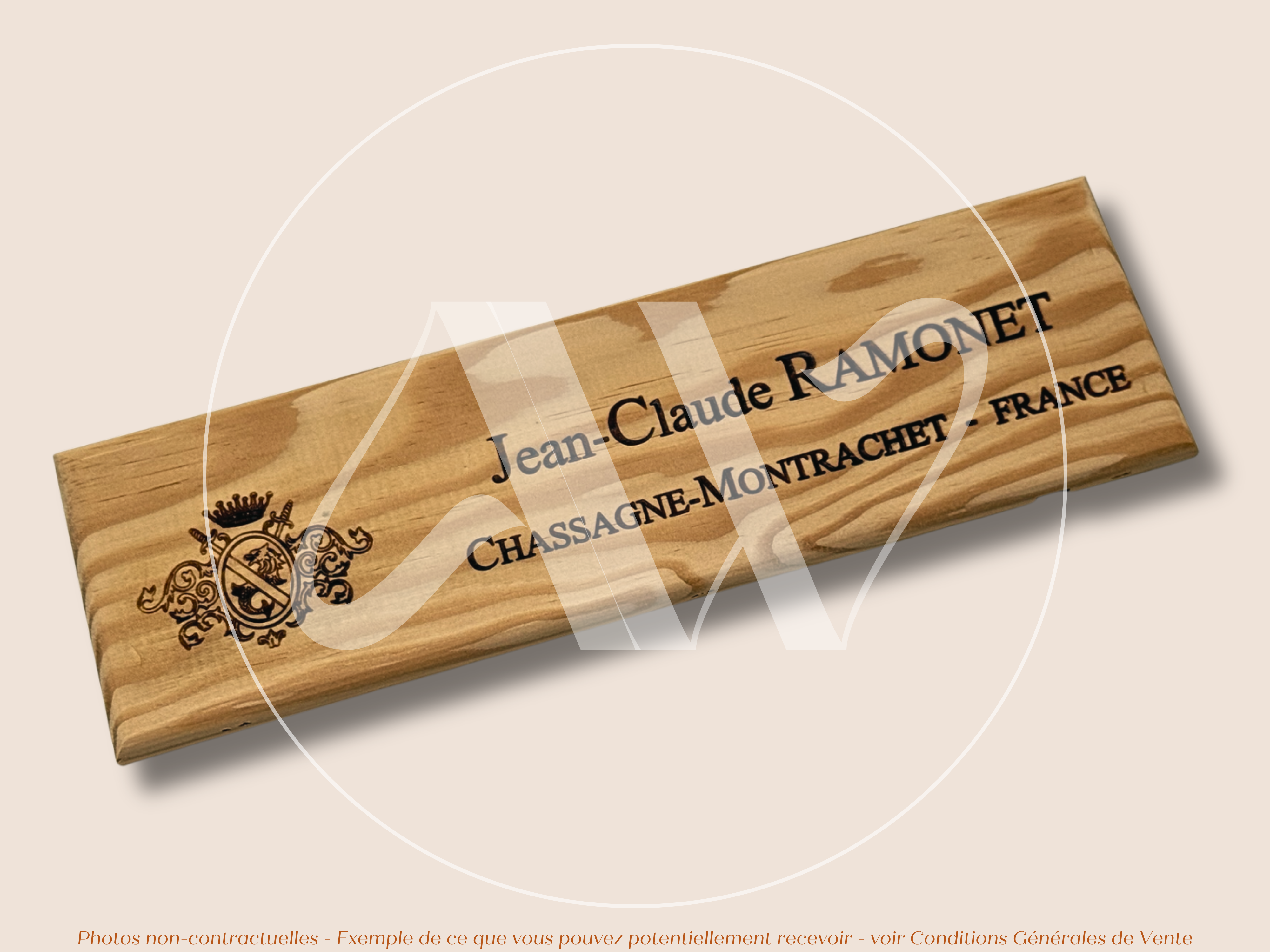 Jean-Claude Ramonet — Chassagne-Montrachet — Côte de Beaune — Bourgogne — France — Sans millésime — 30 × 9 cm — Façade plaque caisse de vin en bois