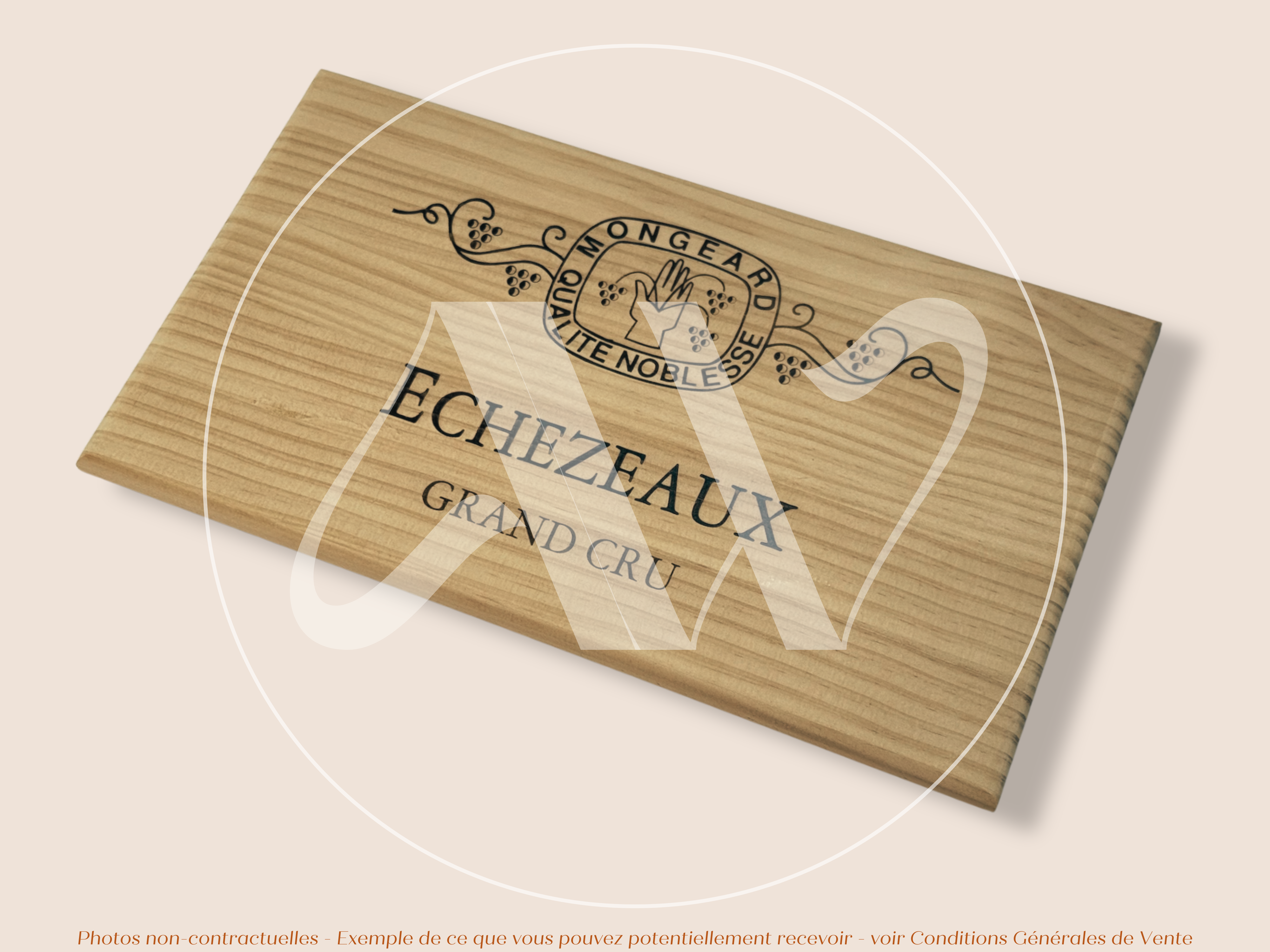 Domaine Mongeard-Mugneret — Échezeaux Grand Cru — Côte de Nuits — Bourgogne — France — Sans millésime — 30 × 17 cm — Couvercle plaque caisse de vin en bois