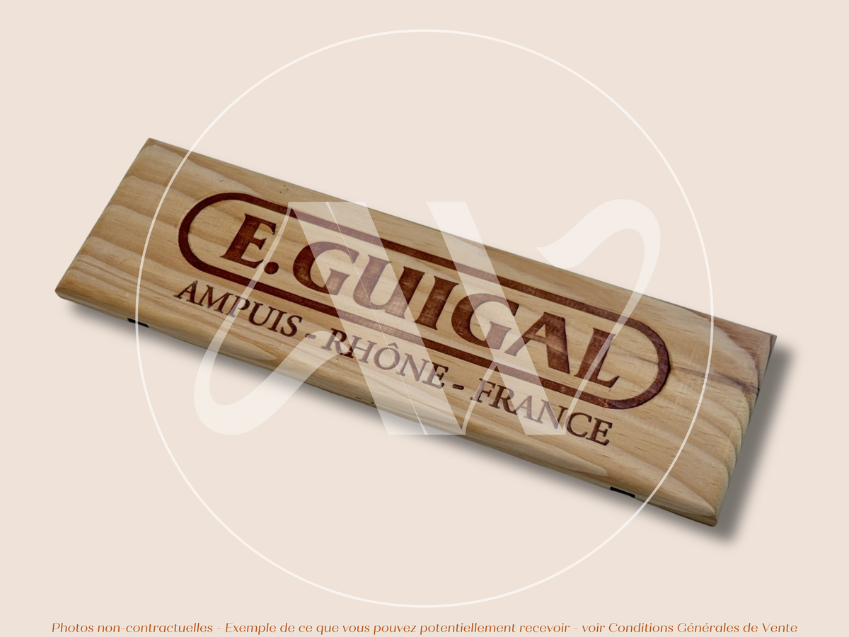 Estampe / Façade d'une caisse de vin en bois du Domaine Guigal - Ampuis | Format 1 bouteille = 30x9 cm