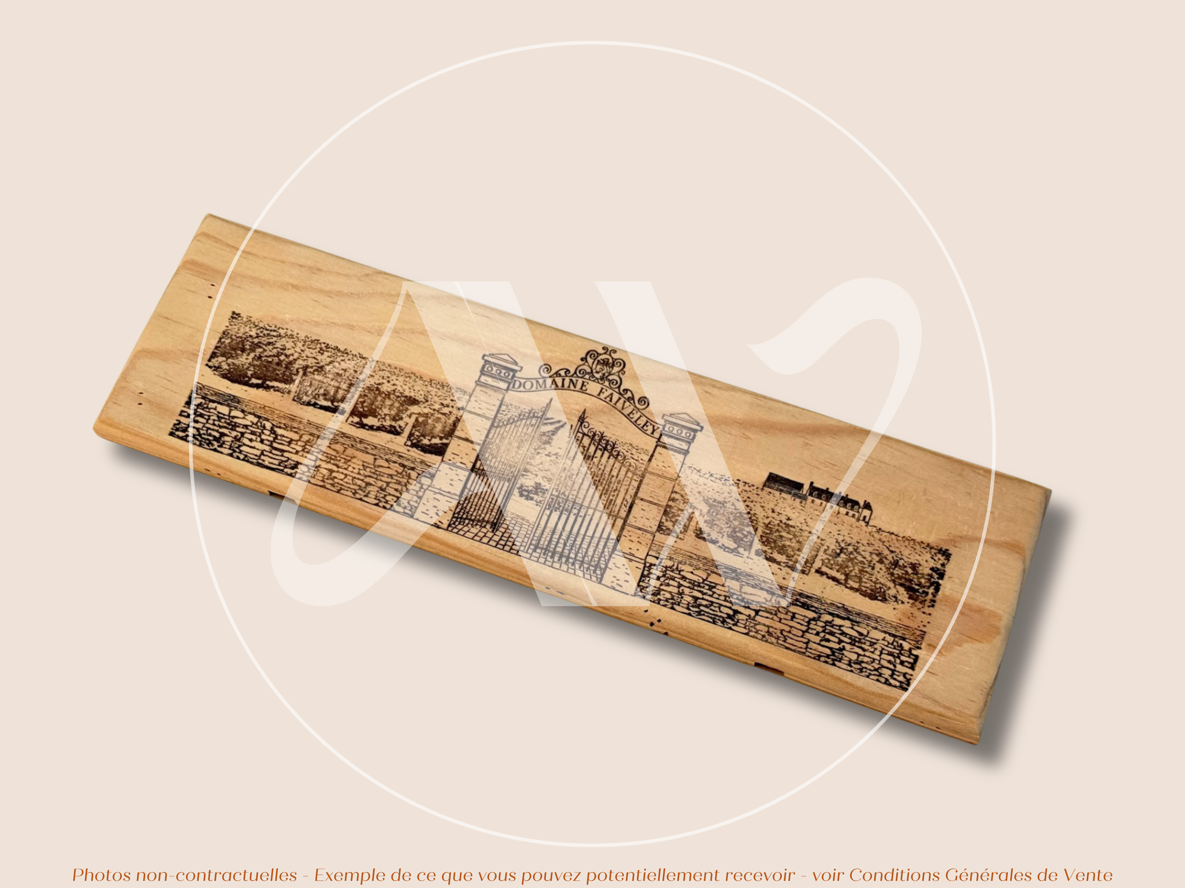 Domaine Faiveley — Nouveau modèle — Nuits-Saint-Georges — Côte de Nuits — Bourgogne — France — Sans millésime — 30 × 9 cm — Façade plaque caisse de vin en bois