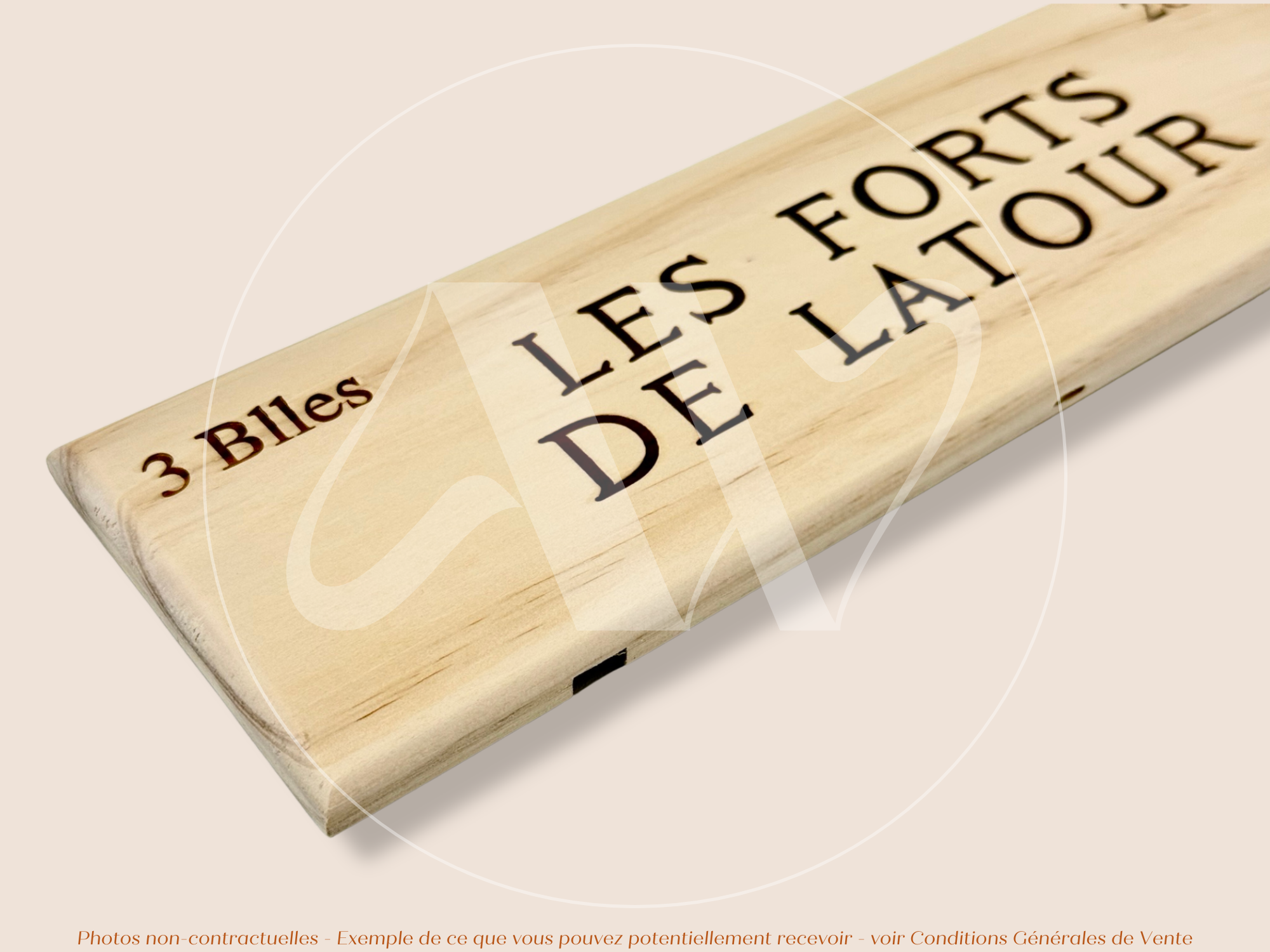 Estampe / Façade d'une caisse de vin en bois du Chateau Latour - Les Forts de Latour - 2016 - Bordeaux | Format 6 bouteilles = 30x9 cm