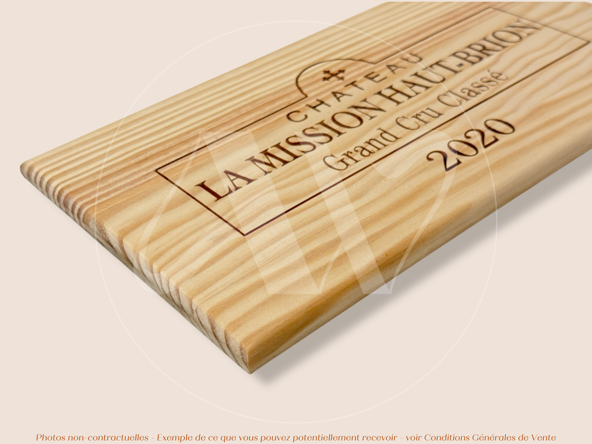 Estampe / Façade d'une caisse de vin en bois du Chateau La Mission Haut Brion - 2020 - Bordeaux | Format : 30x17 cm