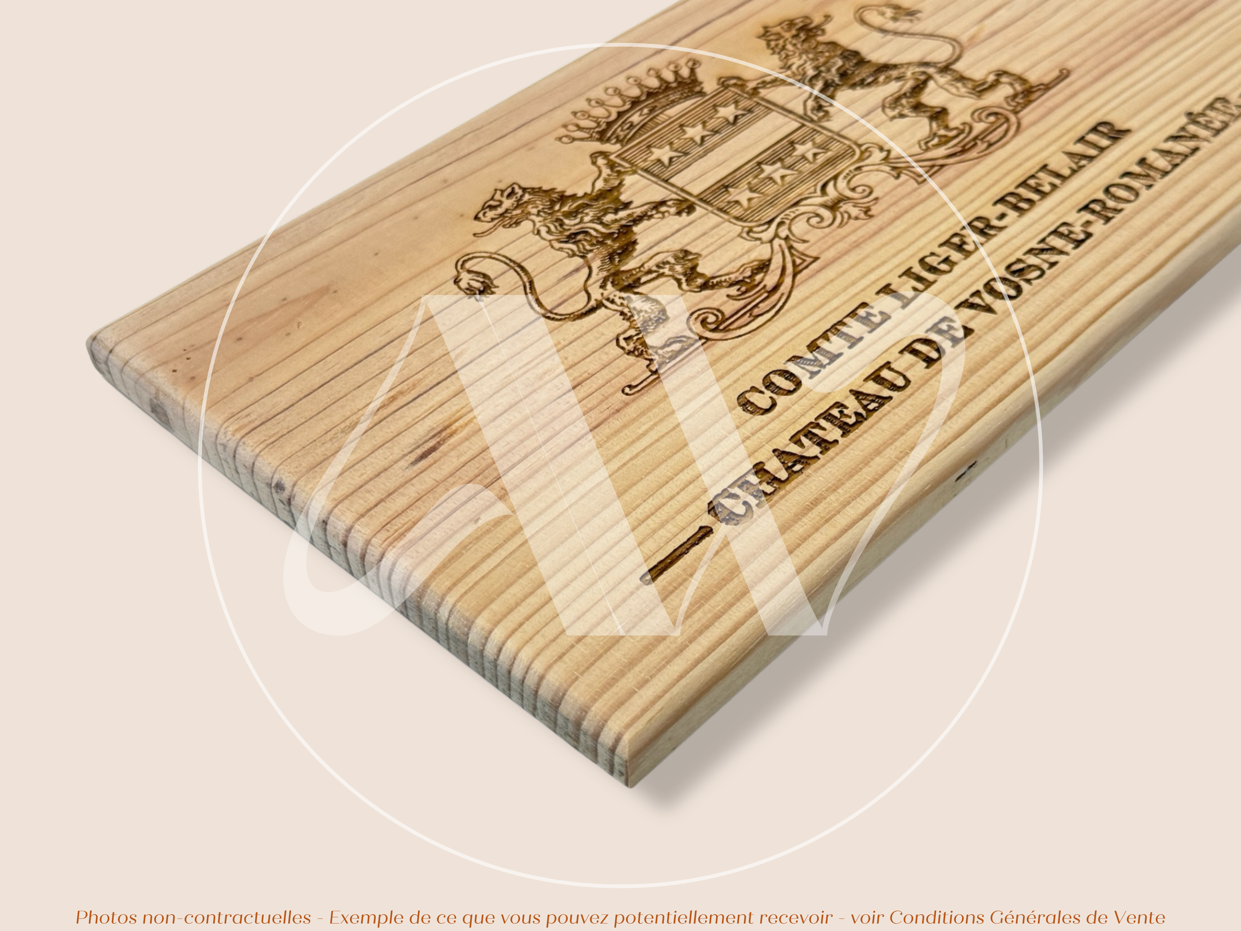 Domaine du Comte Liger-Belair — Château de Vosne-Romanée — Côte de Nuits — Bourgogne — France — Sans millésime — 30 × 17 cm — Façade plaque caisse de vin en bois