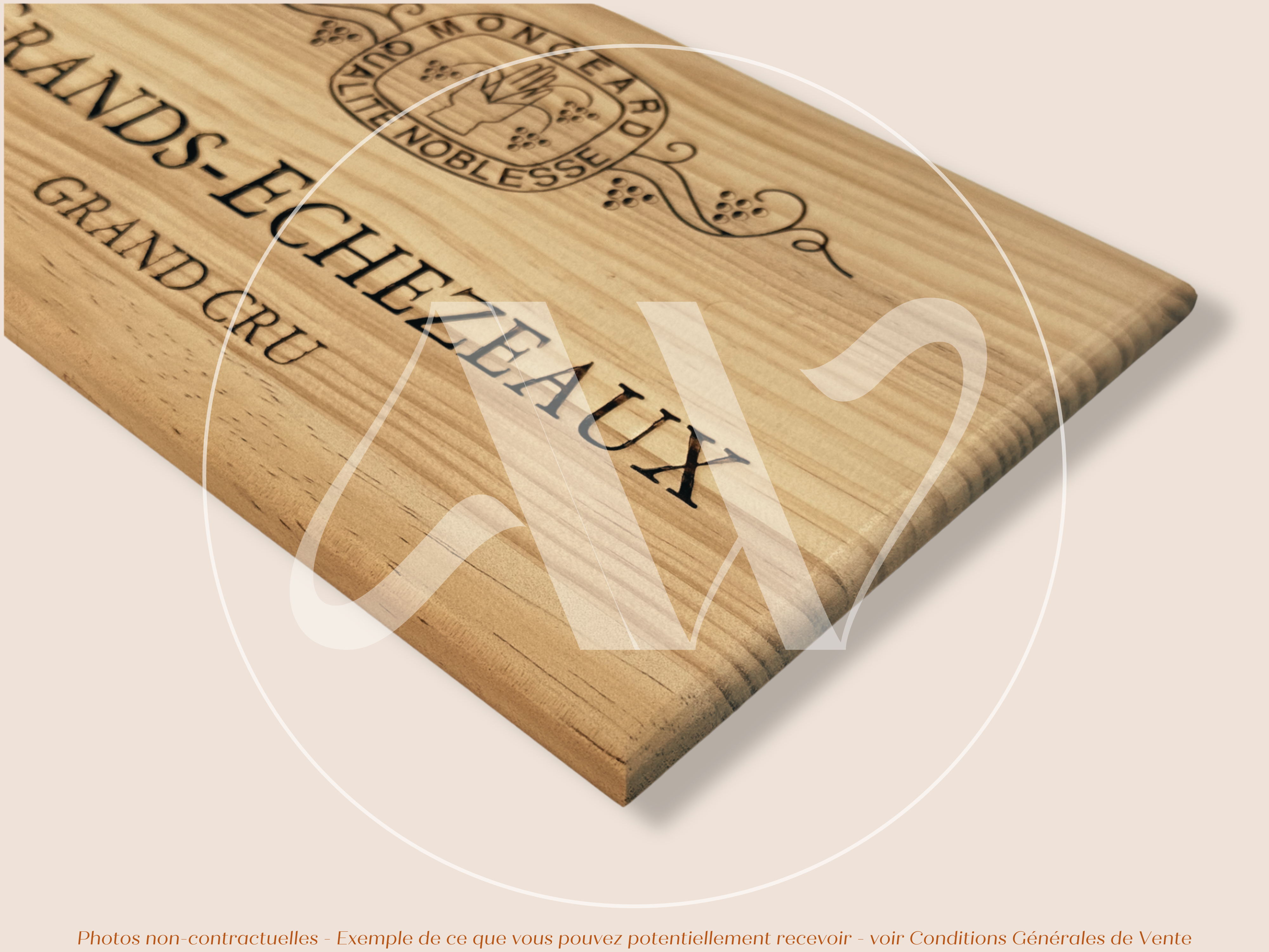 Domaine Mongeard-Mugneret — Grands-Échezeaux Grand Cru — Côte de Nuits — Bourgogne — France — Sans millésime — 30 × 17 cm — Couvercle plaque caisse de vin en bois