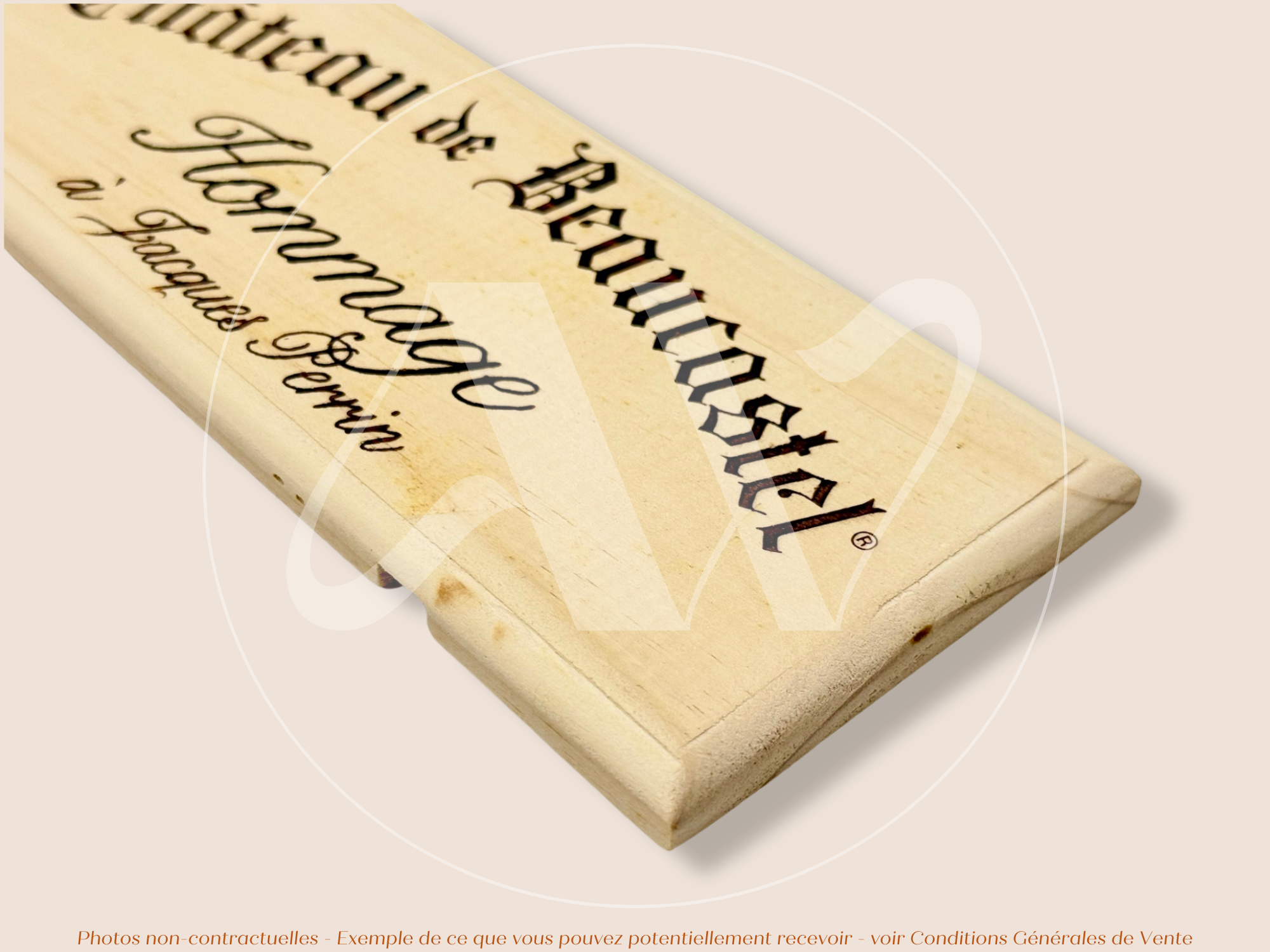 Estampe / Façade d'une caisse de vin en bois du Chateau de Beaucastel - Hommage à Jacques Perrin - Vallée du Rhone | Format : 30x9 cm