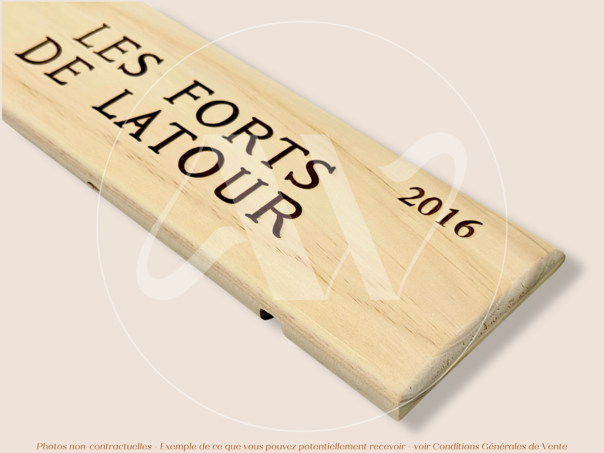 Estampe / Façade d'une caisse de vin en bois du Chateau Latour - Les Forts de Latour - 2016 - Bordeaux | Format 6 bouteilles = 30x9 cm