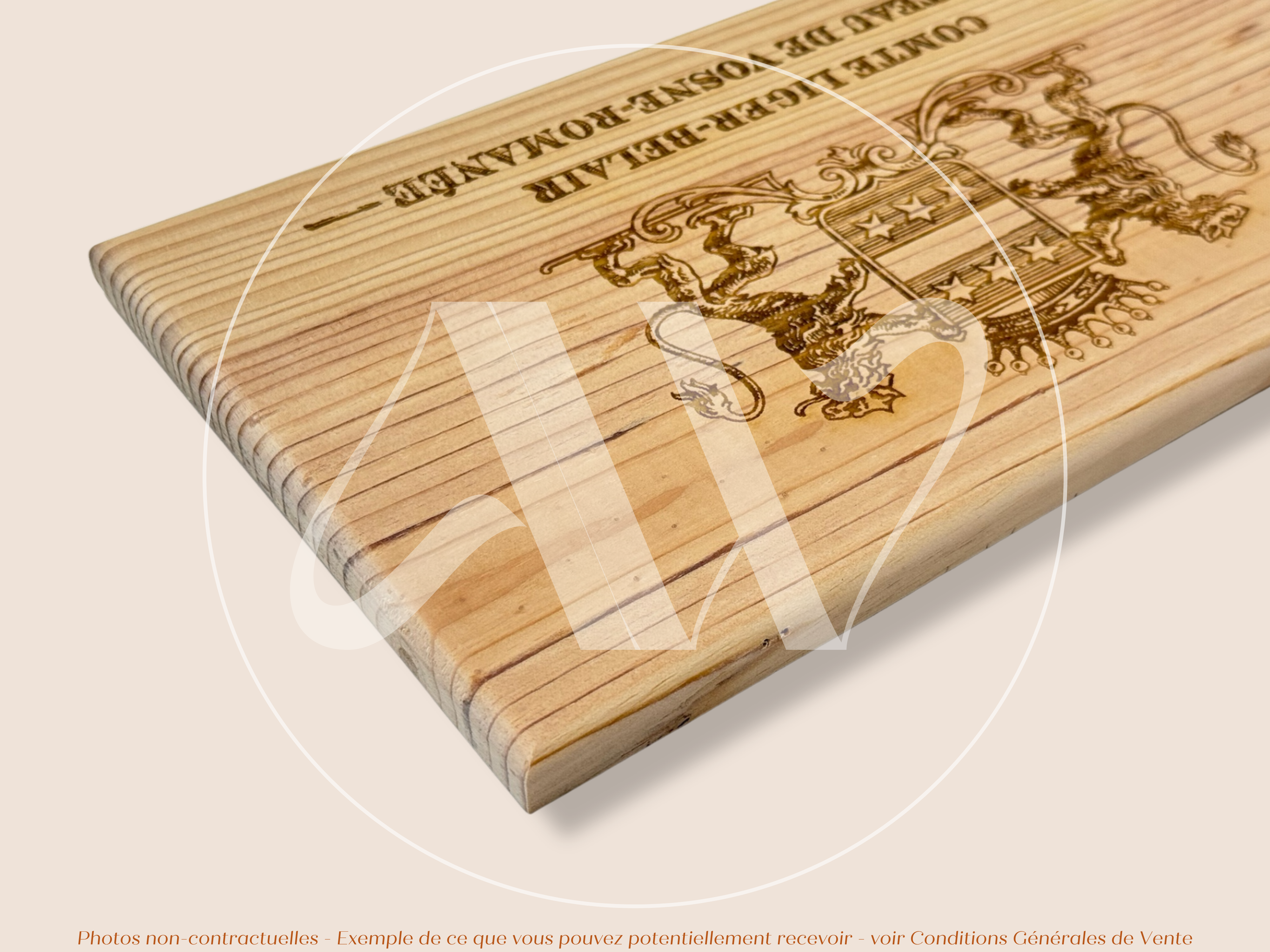Domaine du Comte Liger-Belair — Château de Vosne-Romanée — Côte de Nuits — Bourgogne — France — Sans millésime — 30 × 17 cm — Façade plaque caisse de vin en bois