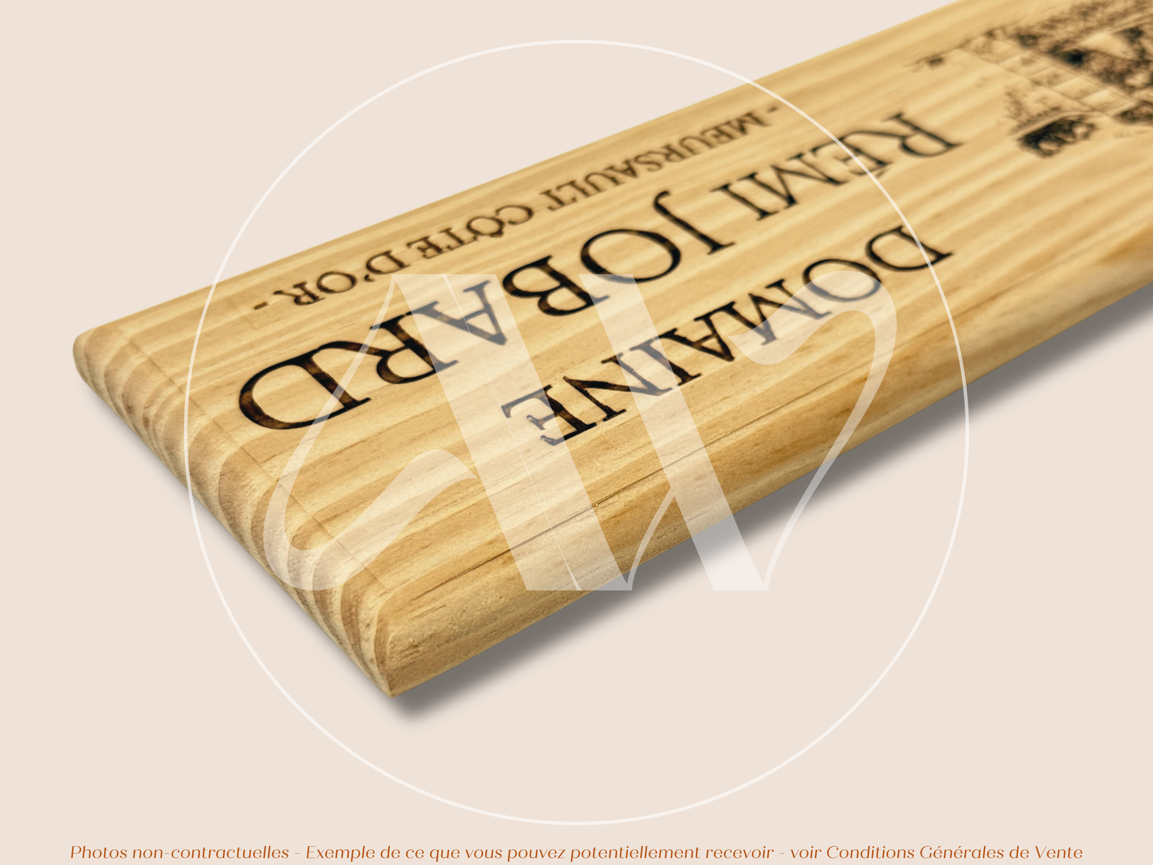 Domaine Rémi Jobard — Meursault — Côte de Beaune — Bourgogne — France — Sans millésime — 30 × 9 cm — Façade plaque caisse de vin en bois
