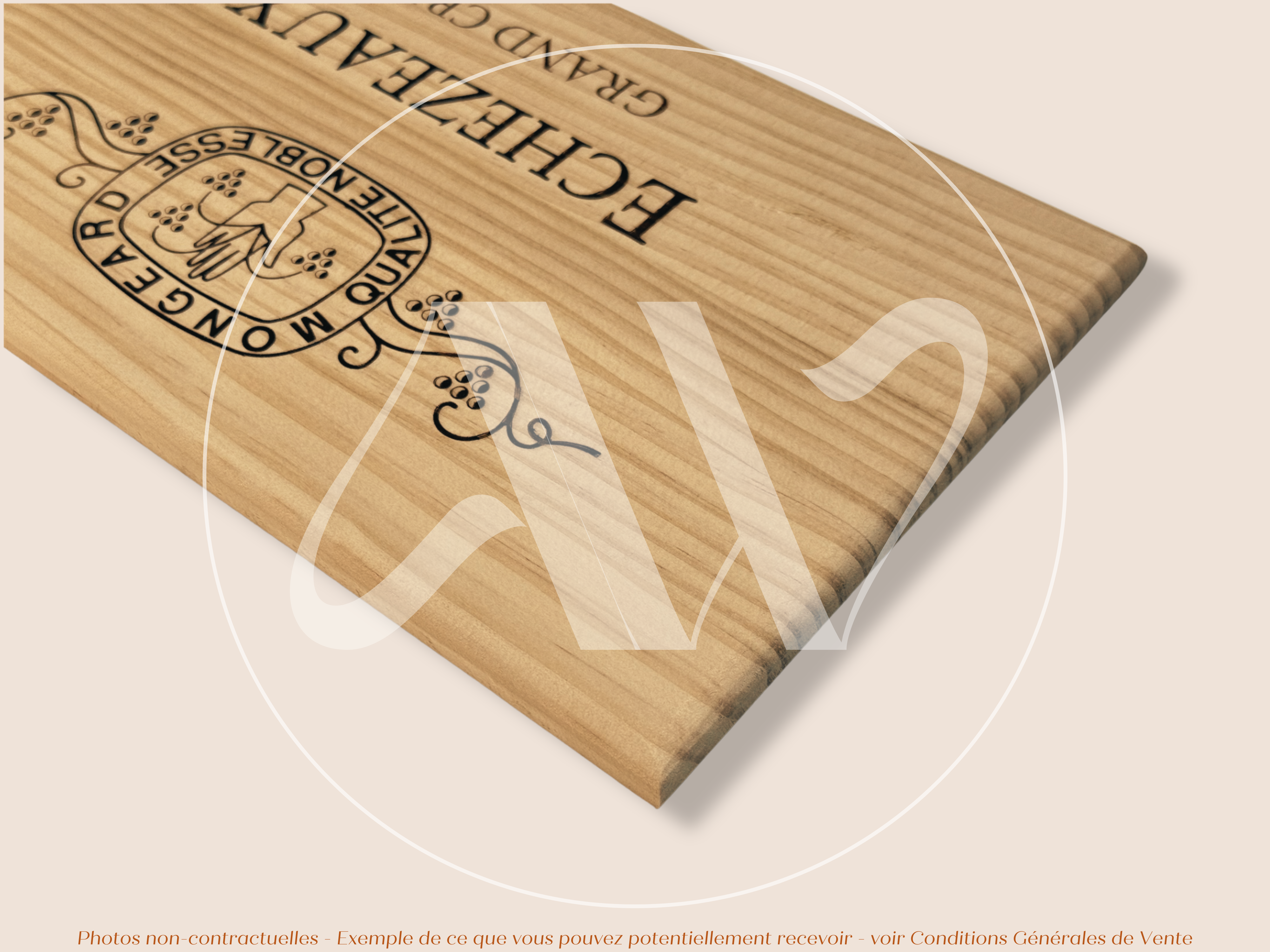 Domaine Mongeard-Mugneret — Échezeaux Grand Cru — Côte de Nuits — Bourgogne — France — Sans millésime — 30 × 17 cm — Couvercle plaque caisse de vin en bois