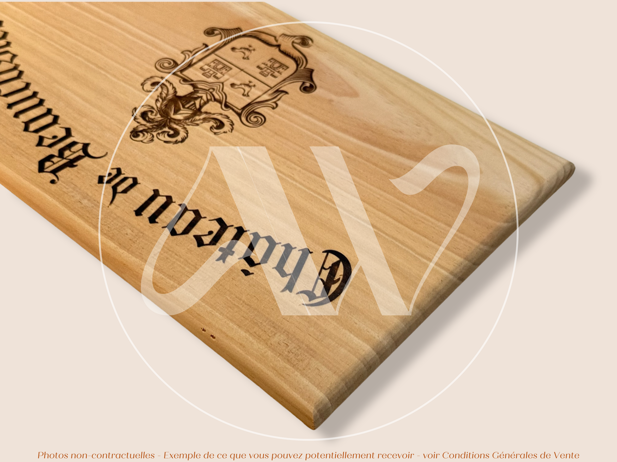 Estampe / Façade d'une caisse de vin en bois du Chateau de Beaucastel - Vallée du Rhone | Format 6 bouteilles = 30x17 cm