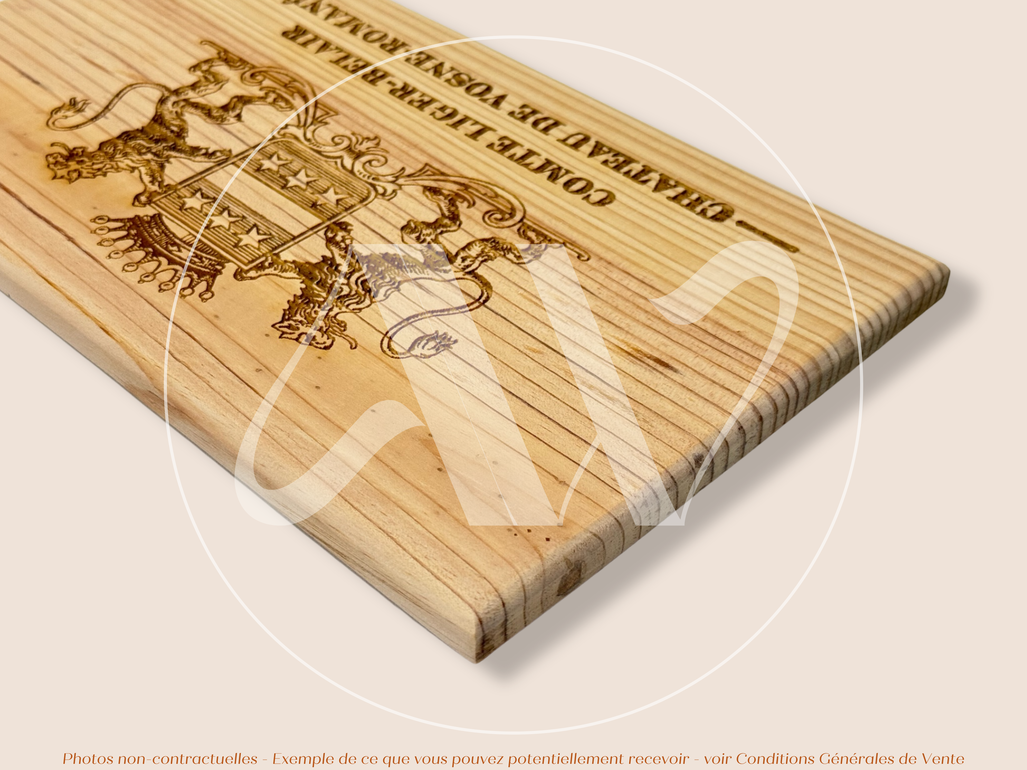 Domaine du Comte Liger-Belair — Château de Vosne-Romanée — Côte de Nuits — Bourgogne — France — Sans millésime — 30 × 17 cm — Façade plaque caisse de vin en bois