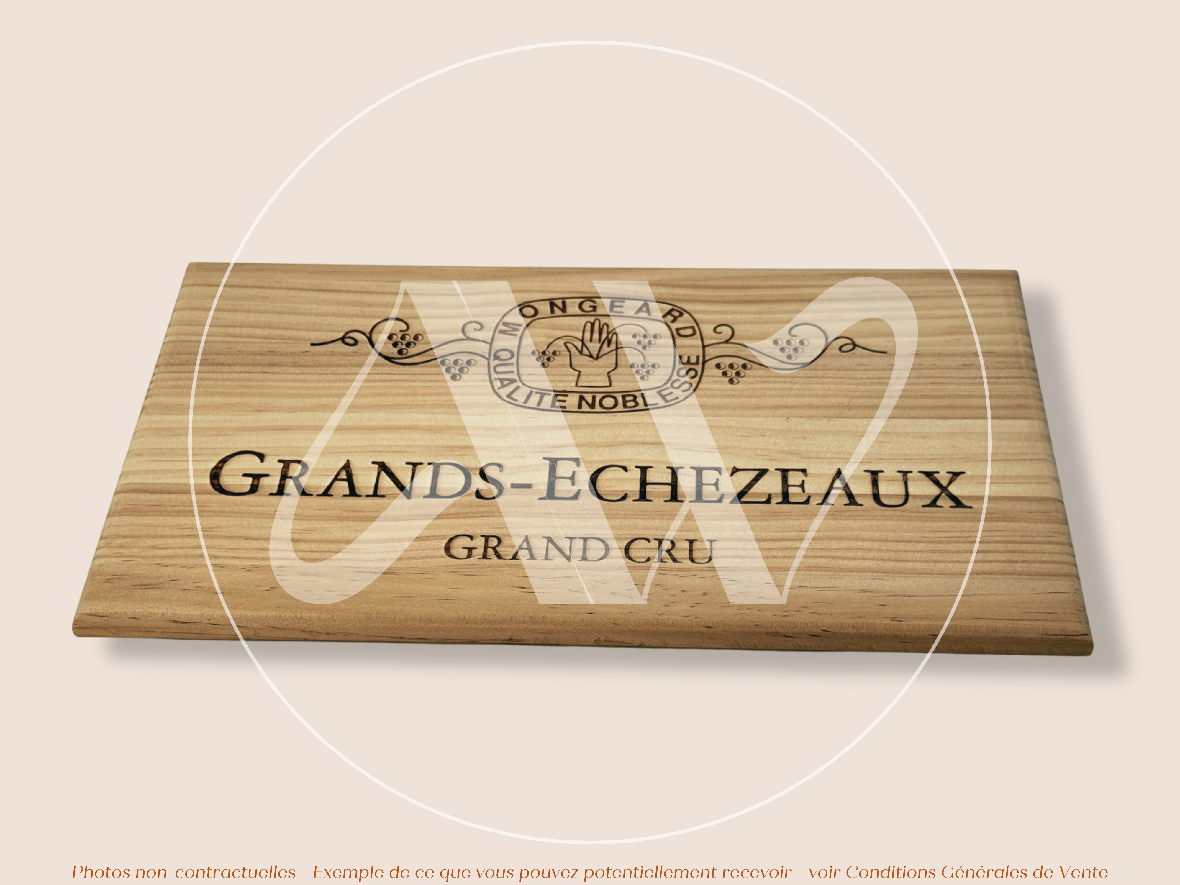 Domaine Mongeard-Mugneret — Grands-Échezeaux Grand Cru — Côte de Nuits — Bourgogne — France — Sans millésime — 30 × 17 cm — Couvercle plaque caisse de vin en bois
