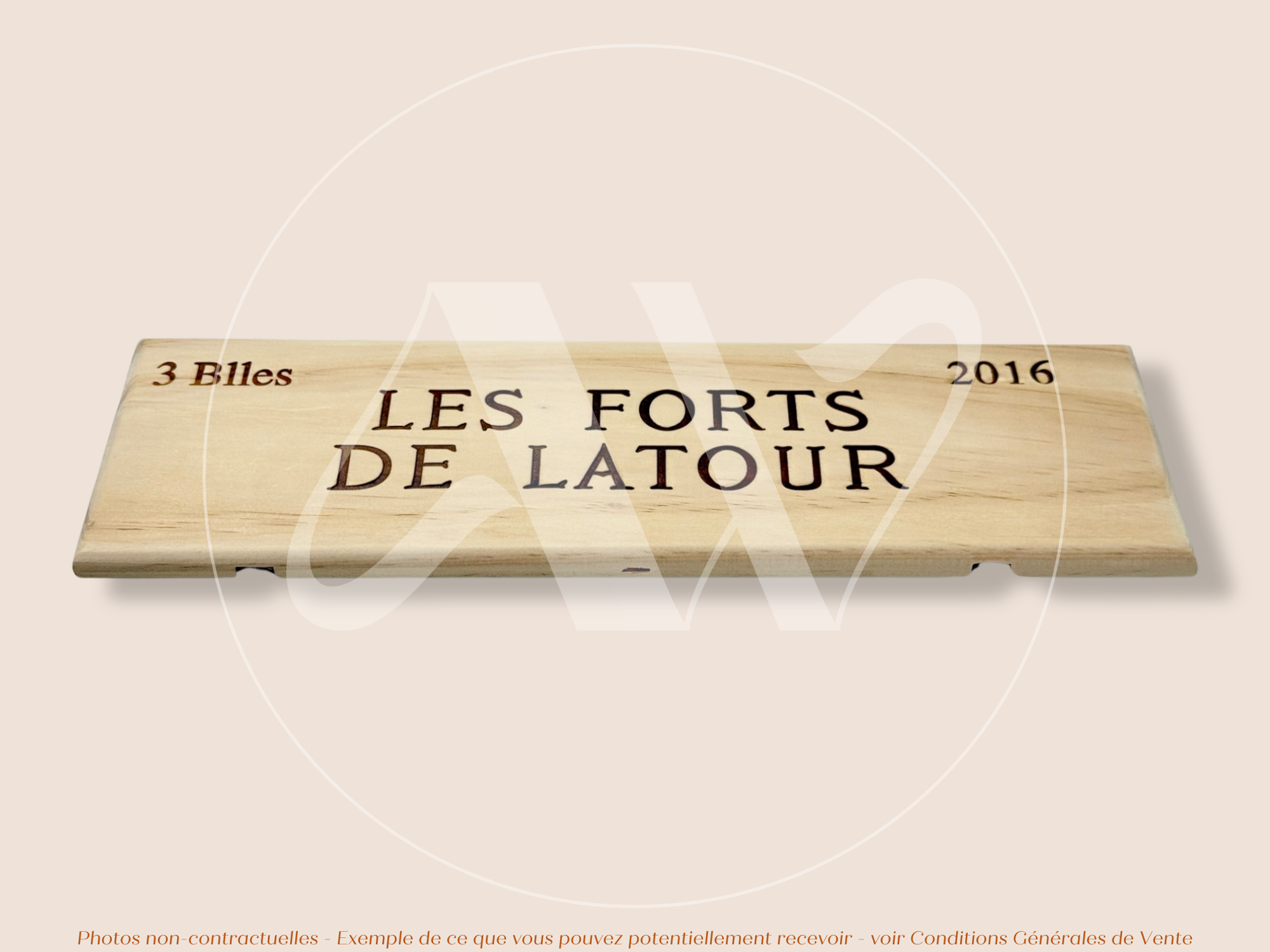 Estampe / Façade d'une caisse de vin en bois du Chateau Latour - Les Forts de Latour - 2016 - Bordeaux | Format 6 bouteilles = 30x9 cm
