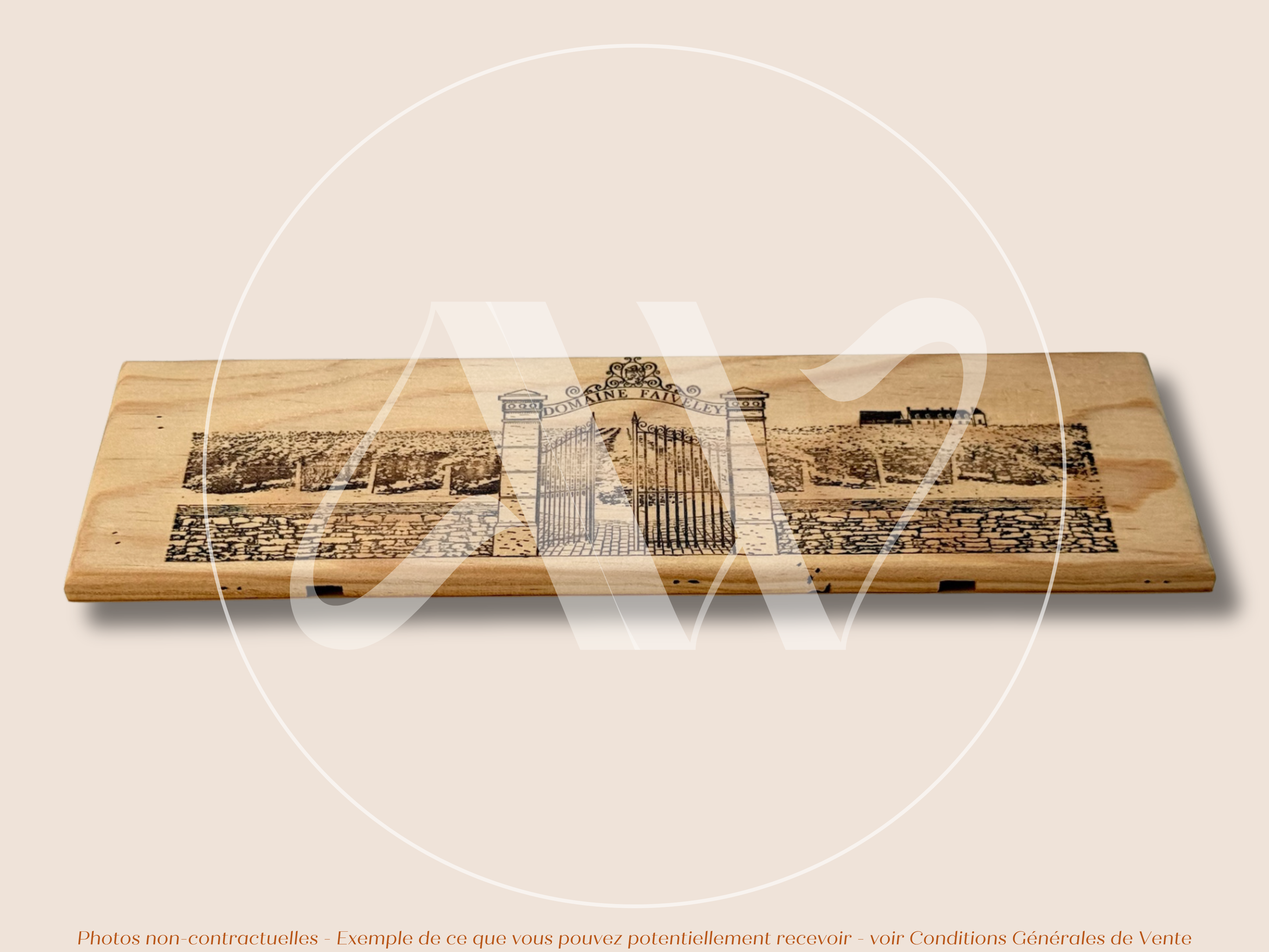 Domaine Faiveley — Nouveau modèle — Nuits-Saint-Georges — Côte de Nuits — Bourgogne — France — Sans millésime — 30 × 9 cm — Façade plaque caisse de vin en bois