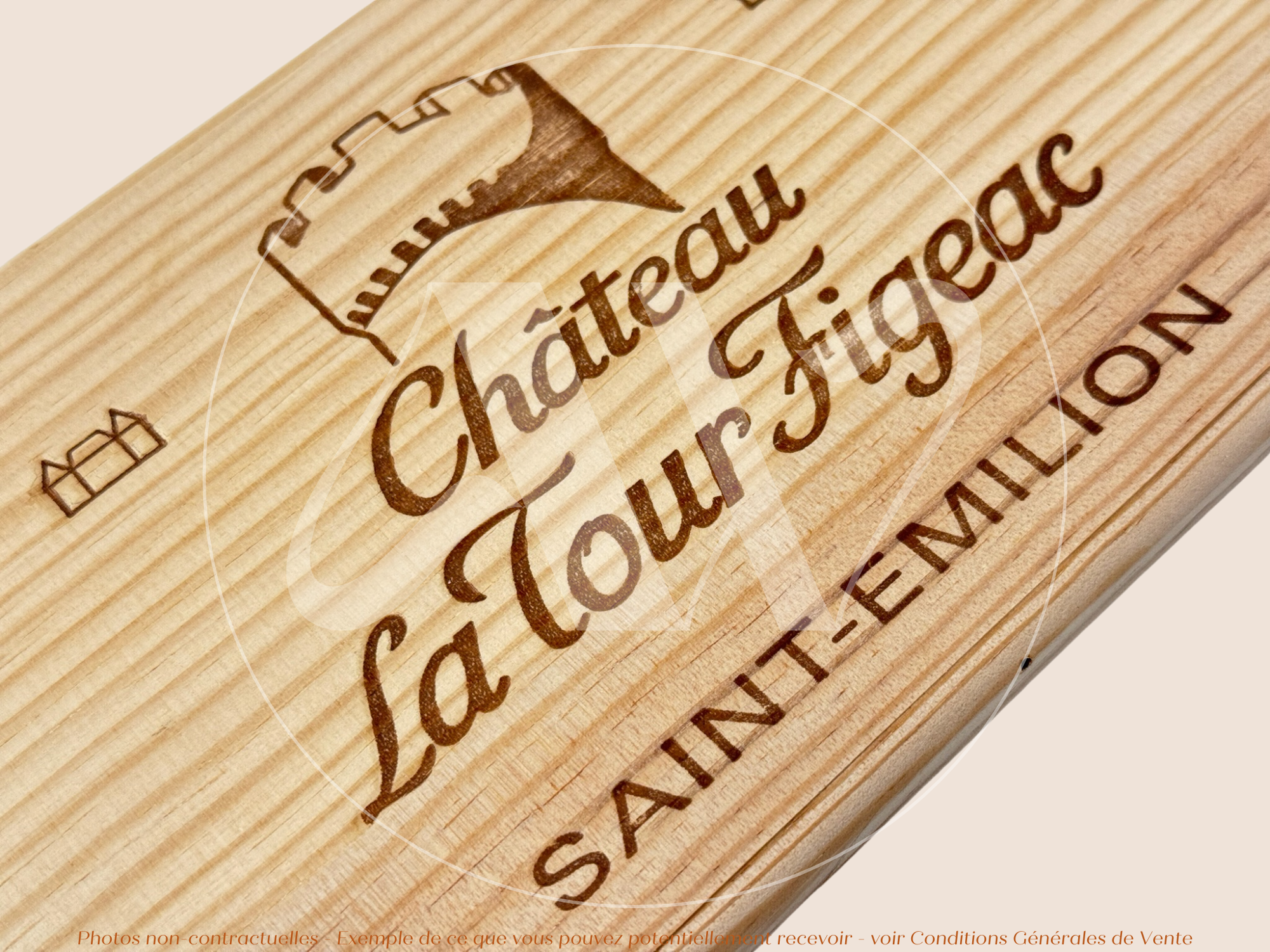 Estampe / Façade d'une caisse de vin en bois du Chateau La Tour Figeac - Saint Emilion - Bordeaux | Format 6 bouteilles = 30x17 cm