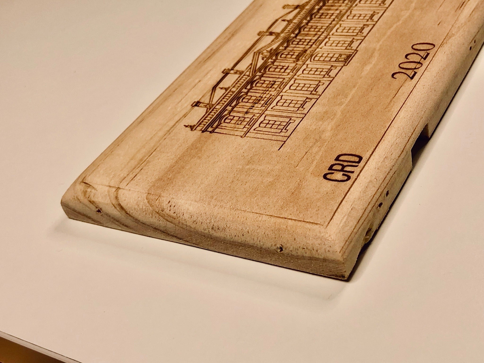 Estampe / Façade d'une caisse de vin en bois du Chateau de La Dauphine - Bordeaux | Format : 30x9 cm