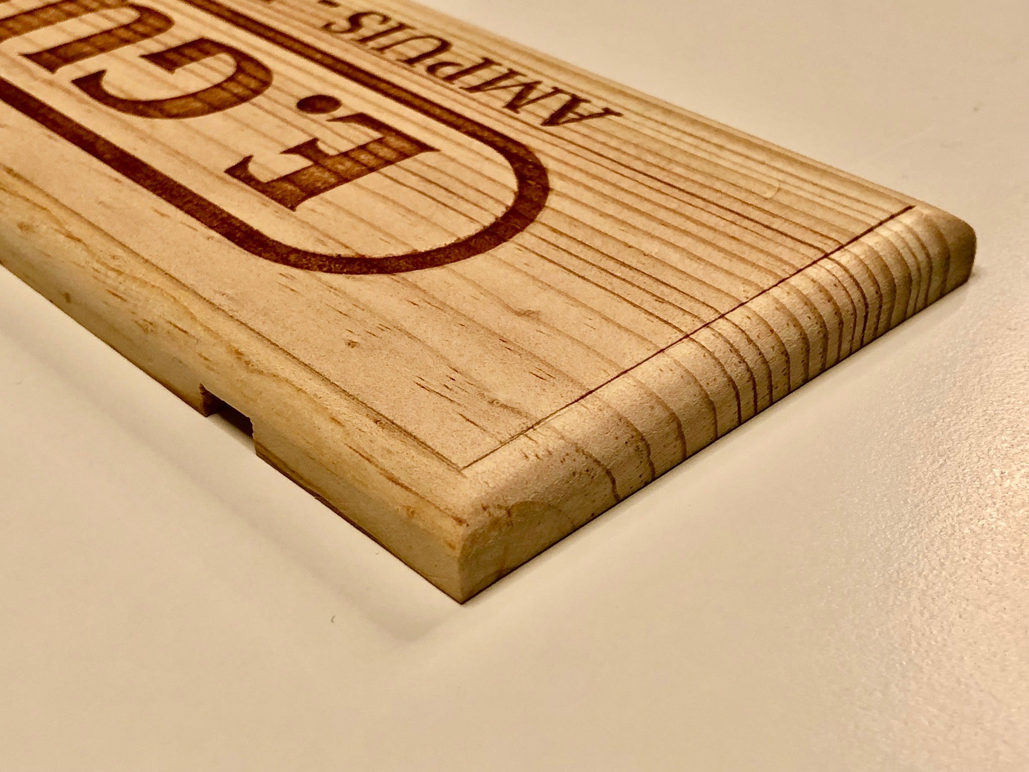 Estampe / Façade d'une caisse de vin en bois du Domaine Guigal - Ampuis | Format 1 bouteille = 30x9 cm