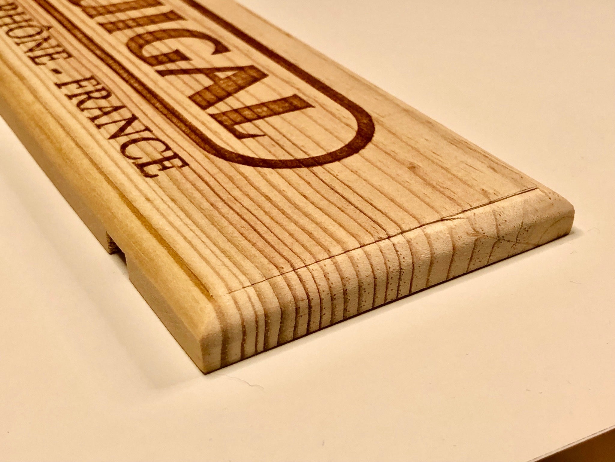 Estampe / Façade d'une caisse de vin en bois du Domaine Guigal - Ampuis | Format 1 bouteille = 30x9 cm