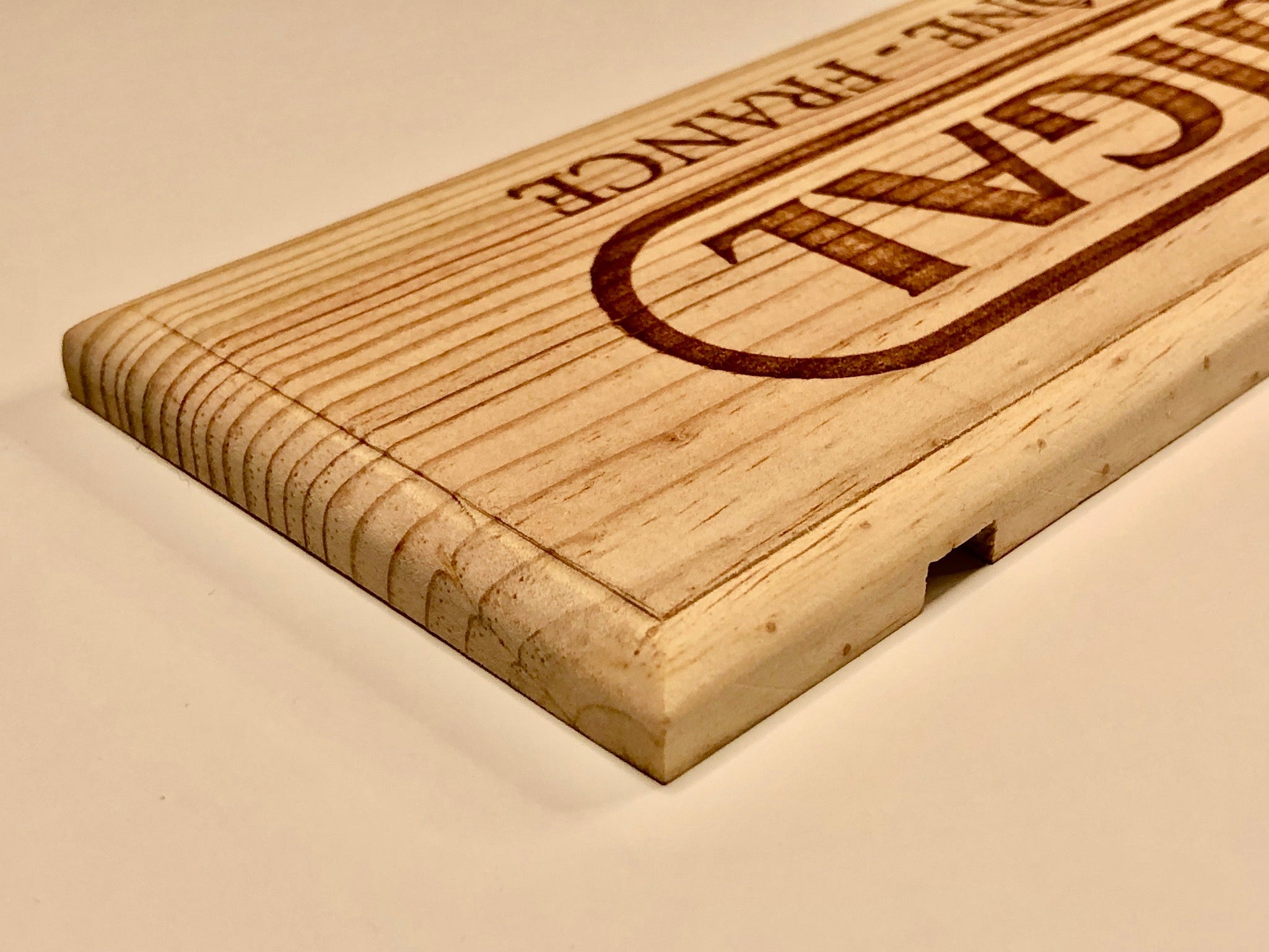 Estampe / Façade d'une caisse de vin en bois du Domaine Guigal - Ampuis | Format 1 bouteille = 30x9 cm