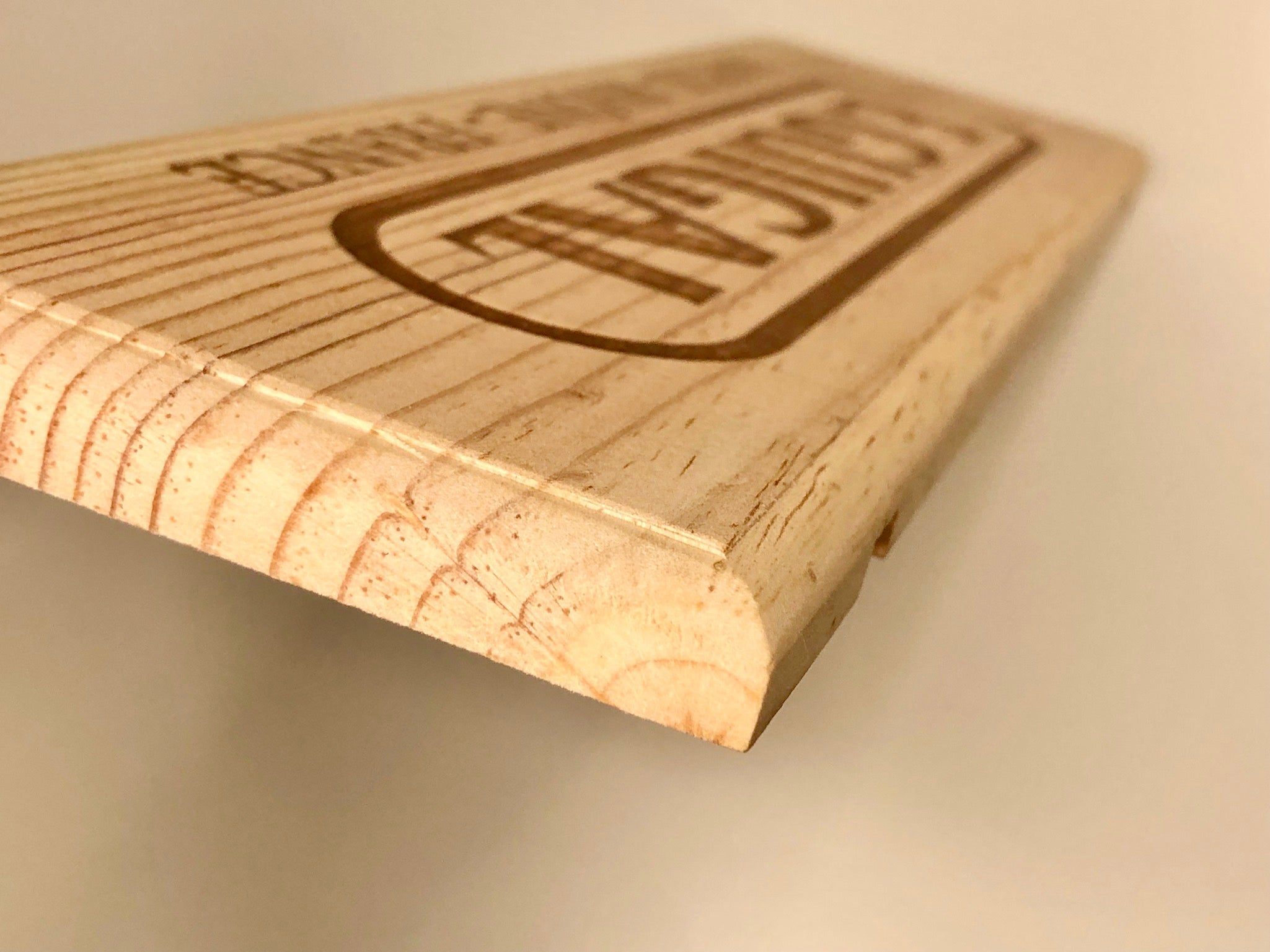 Estampe / Façade d'une caisse de vin en bois du Domaine Guigal - Ampuis | Format 1 bouteille = 30x9 cm