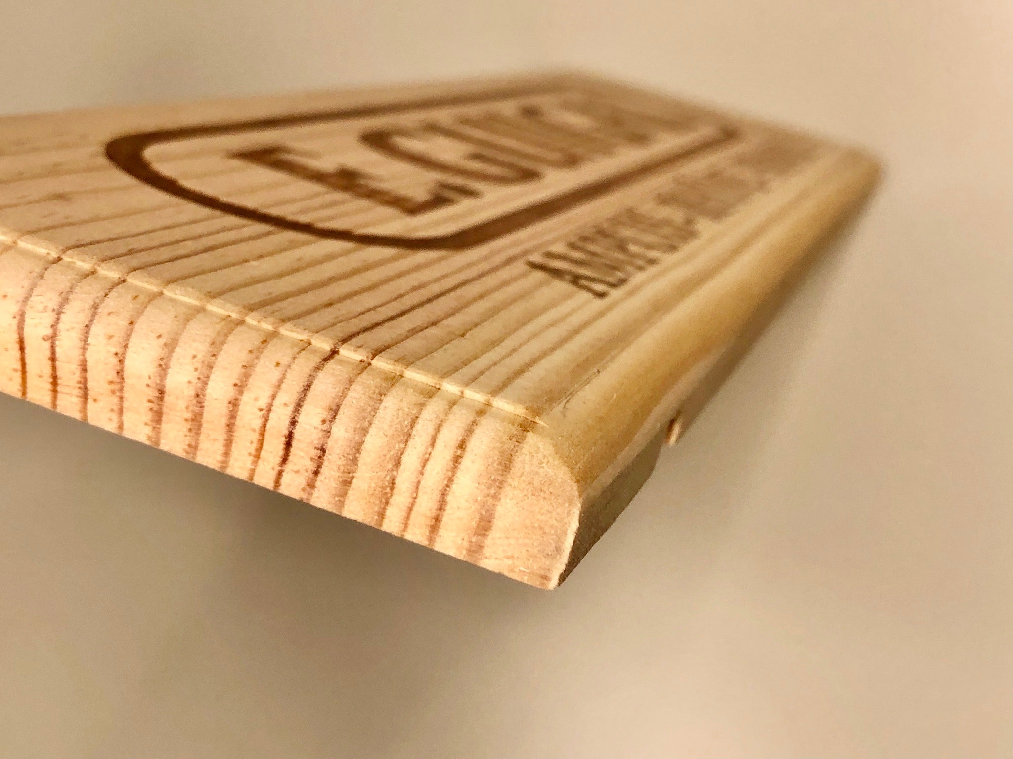 Estampe / Façade d'une caisse de vin en bois du Domaine Guigal - Ampuis | Format 1 bouteille = 30x9 cm