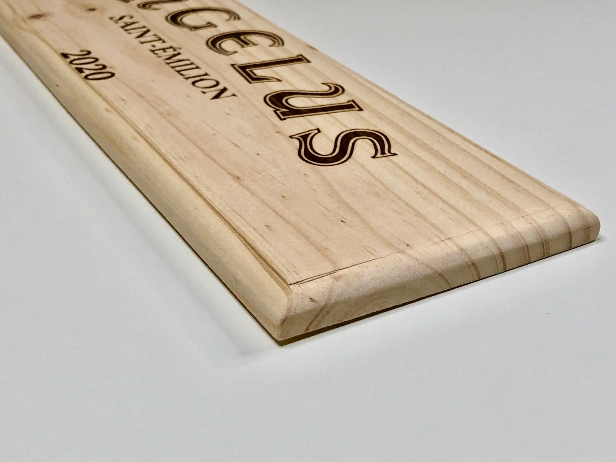 Estampe / Façade d'une caisse de vin en bois du Chateau Angelus - Bordeaux | Format = 30x9 cm