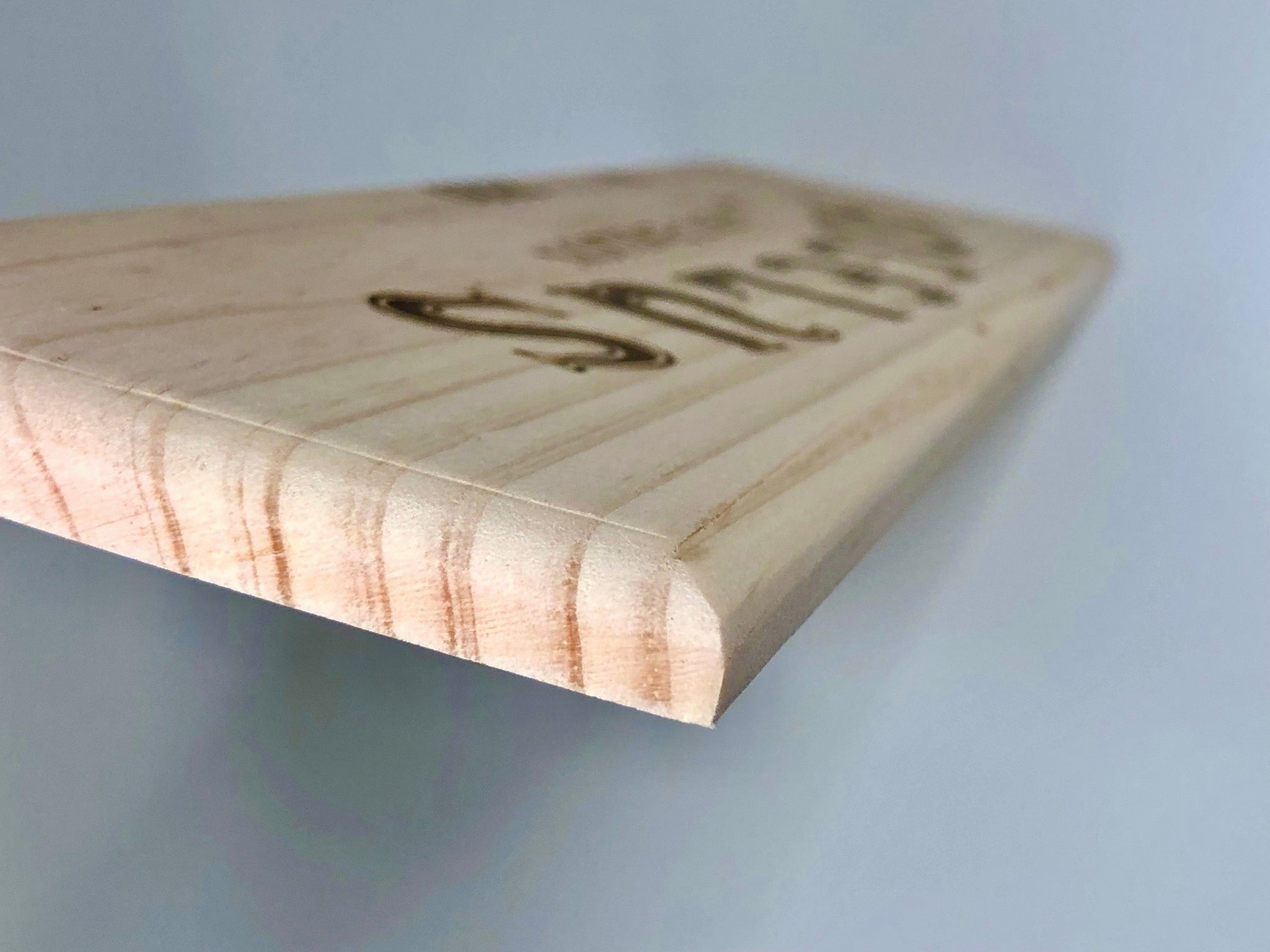 Estampe / Façade d'une caisse de vin en bois du Chateau Angelus - Bordeaux | Format = 30x9 cm