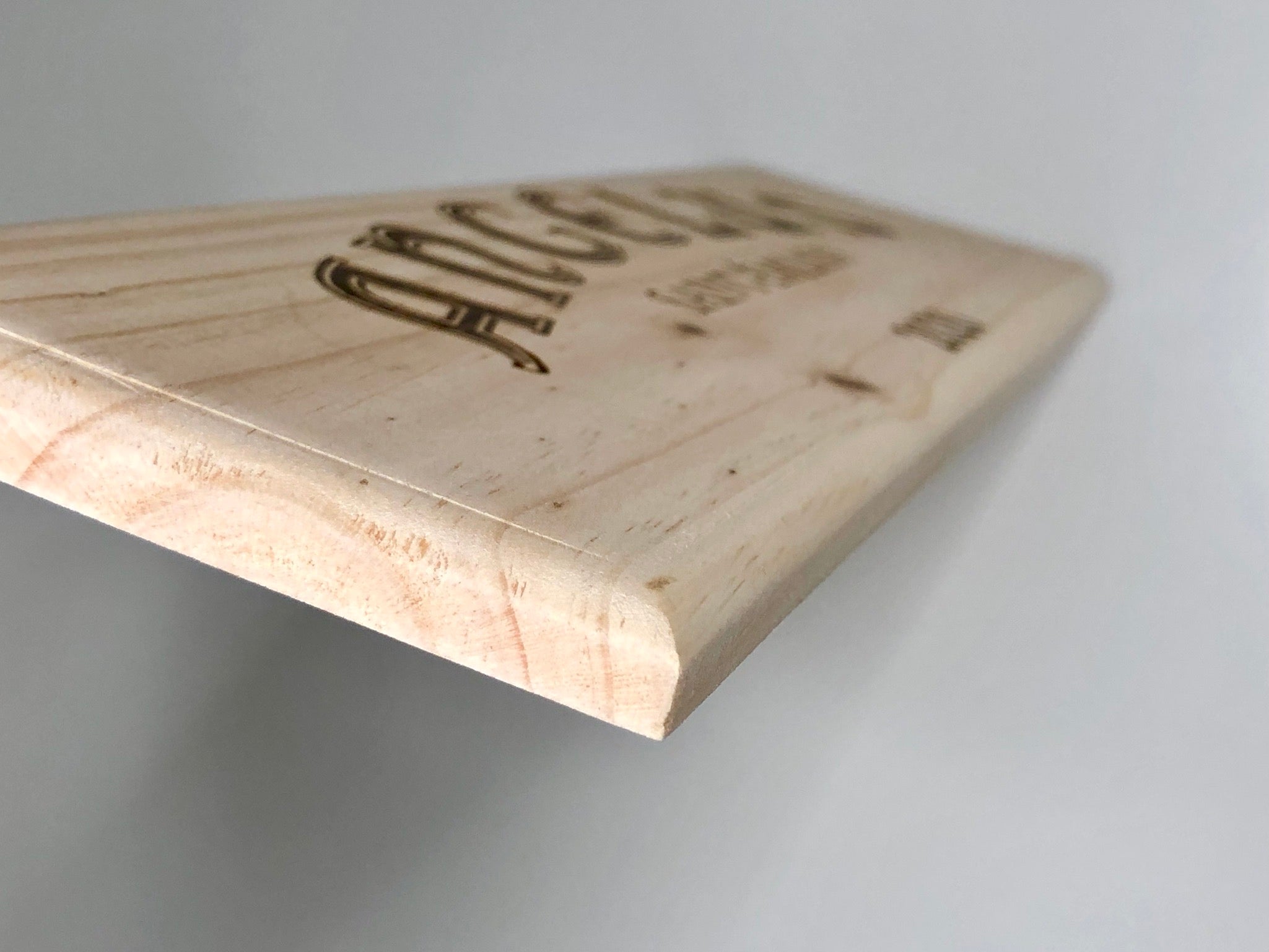 Estampe / Façade d'une caisse de vin en bois du Chateau Angelus - Bordeaux | Format = 30x9 cm