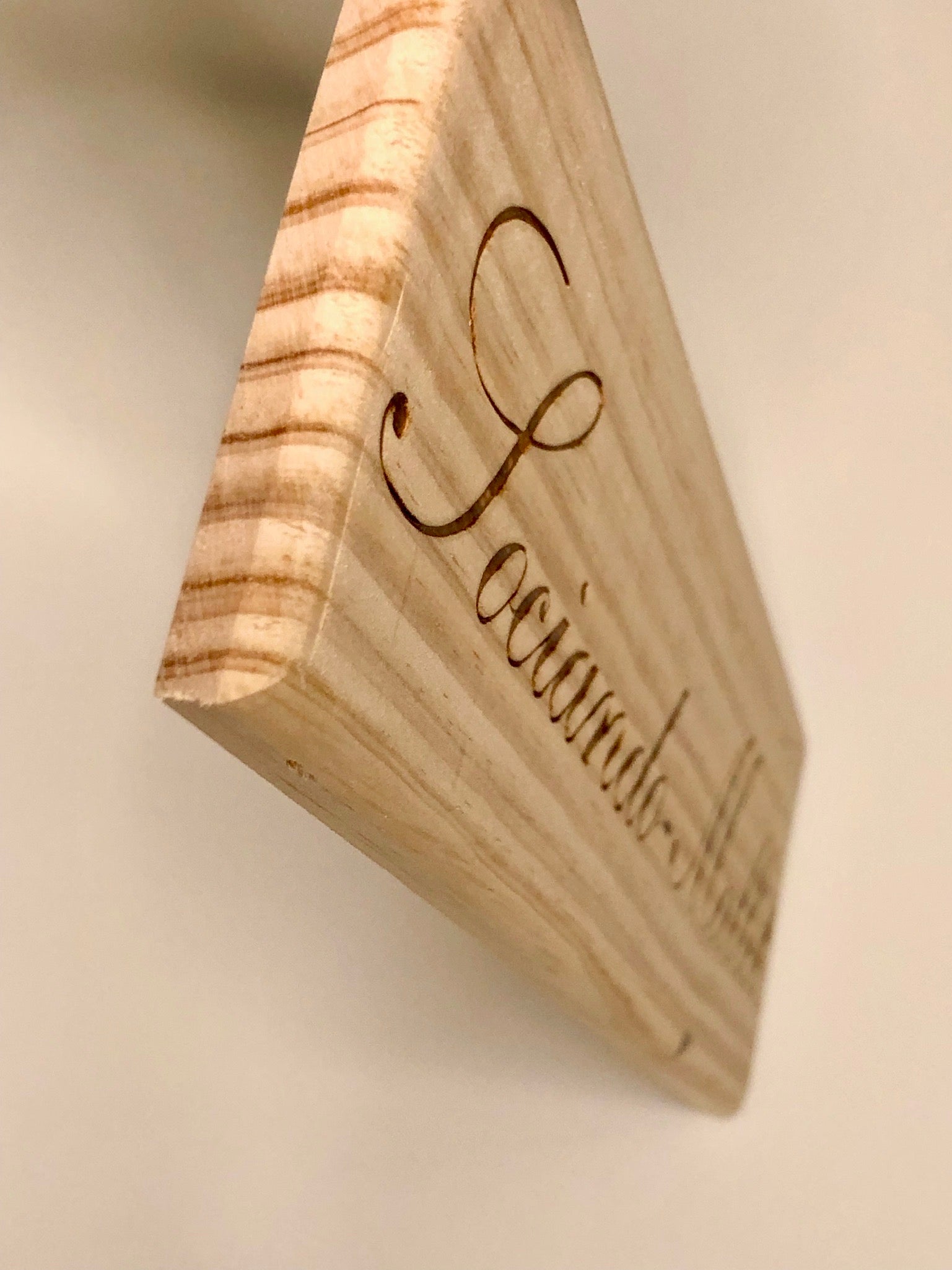 Estampe / Façade d'une caisse de vin en bois du Chateau Sociando Mallet - Bordeaux | Format 1 bouteille = 30x9 cm