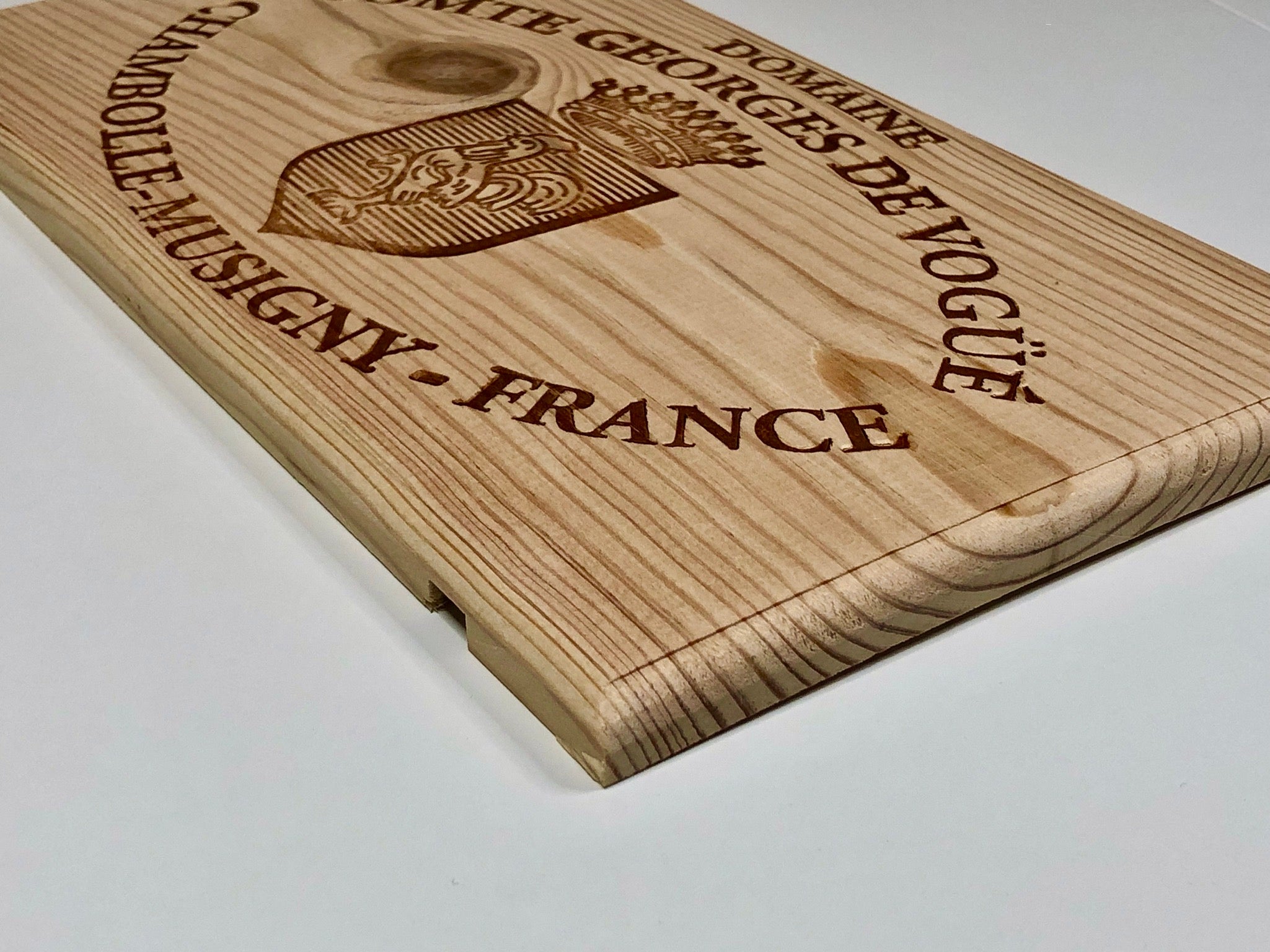 Estampe / Façade d'une caisse de vin en bois du Domaine Comte Georges de Vogue - Bourgogne | Format 6 bouteilles = 30x17 cm