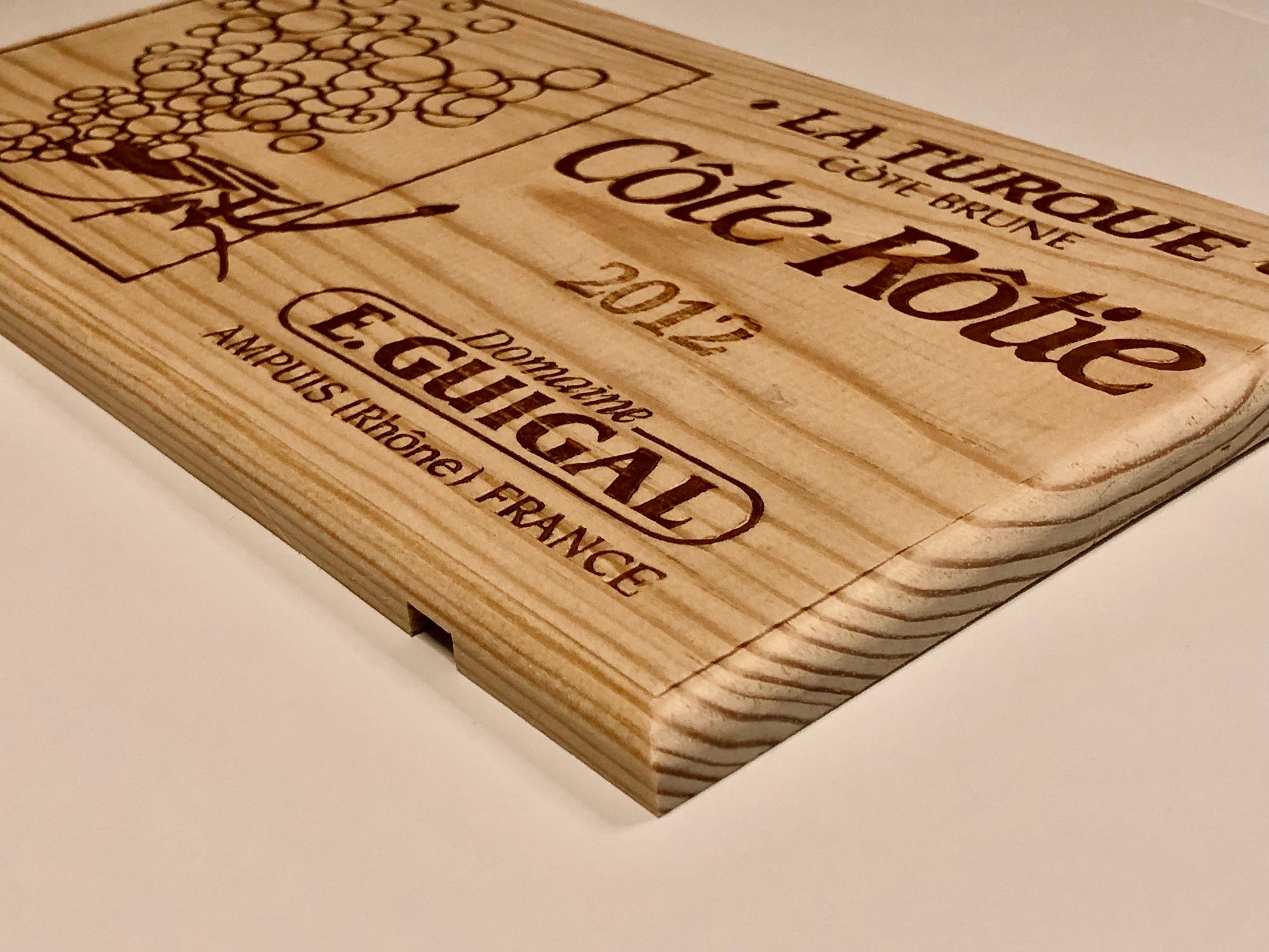 Estampe / Façade d'une caisse de vin en bois du Domaine Guigal - La Turque - Cote-Rotie | Format 6 bouteilles = 30x17 cm