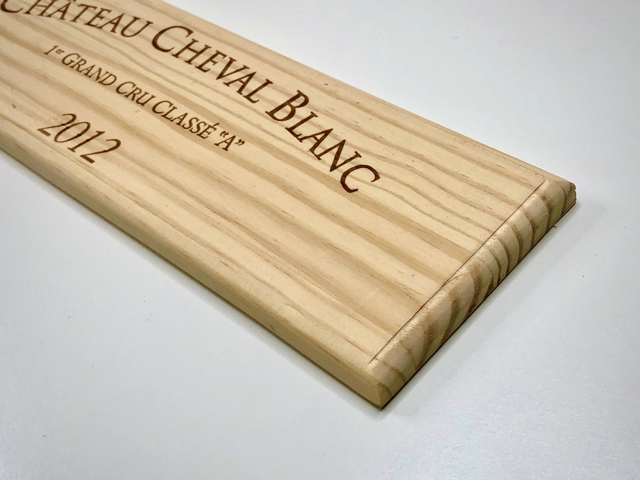 Estampe / Façade d'une caisse de vin en bois du Chateau Cheval Blanc - 2012 - Bordeaux | Format : 30x9 cm