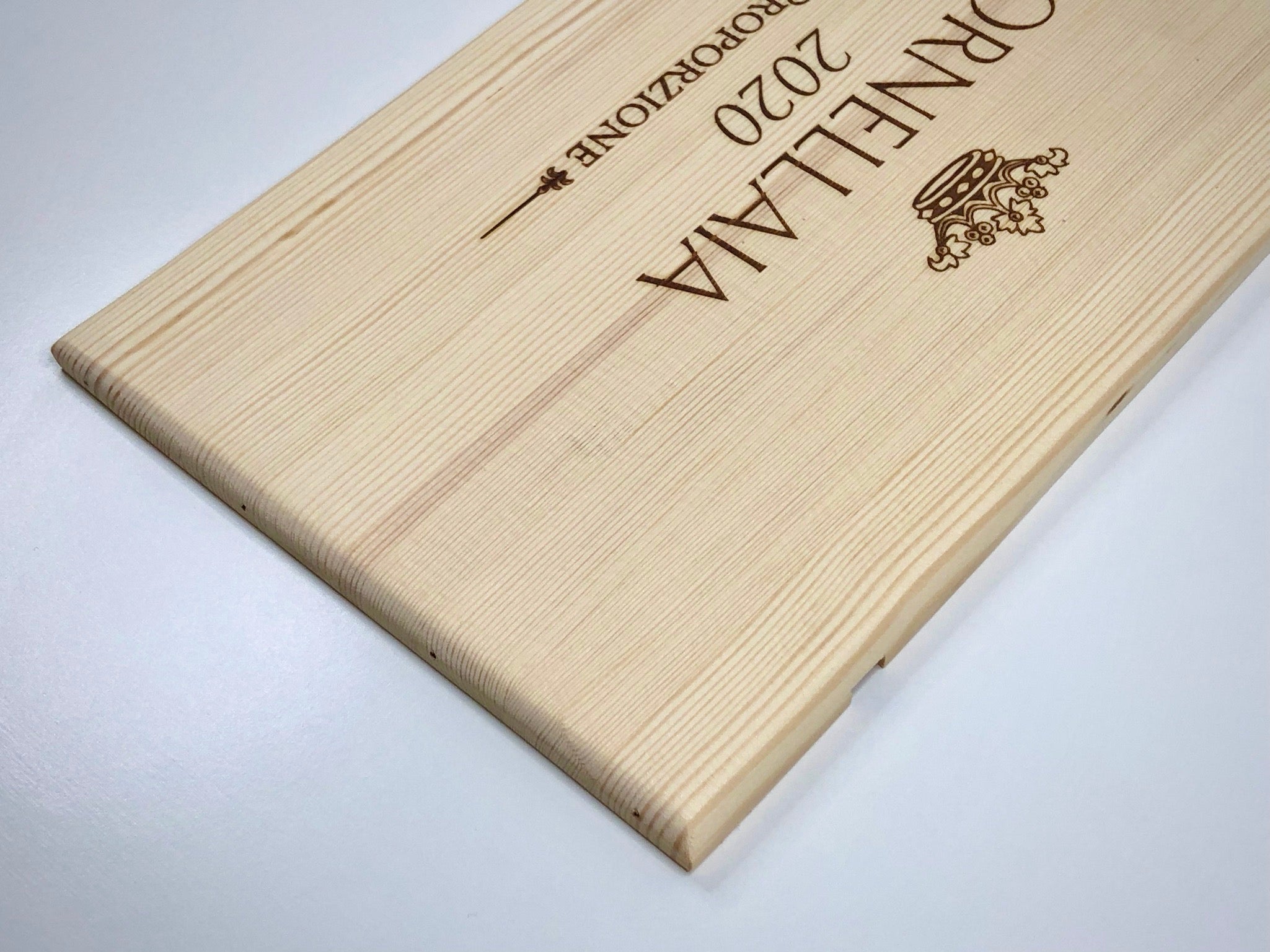 Estampe / Façade d'une caisse de vin en bois du Domaine Ornellaia - Toscane - Italie | Format 6 bouteilles = 30x17 cm PM