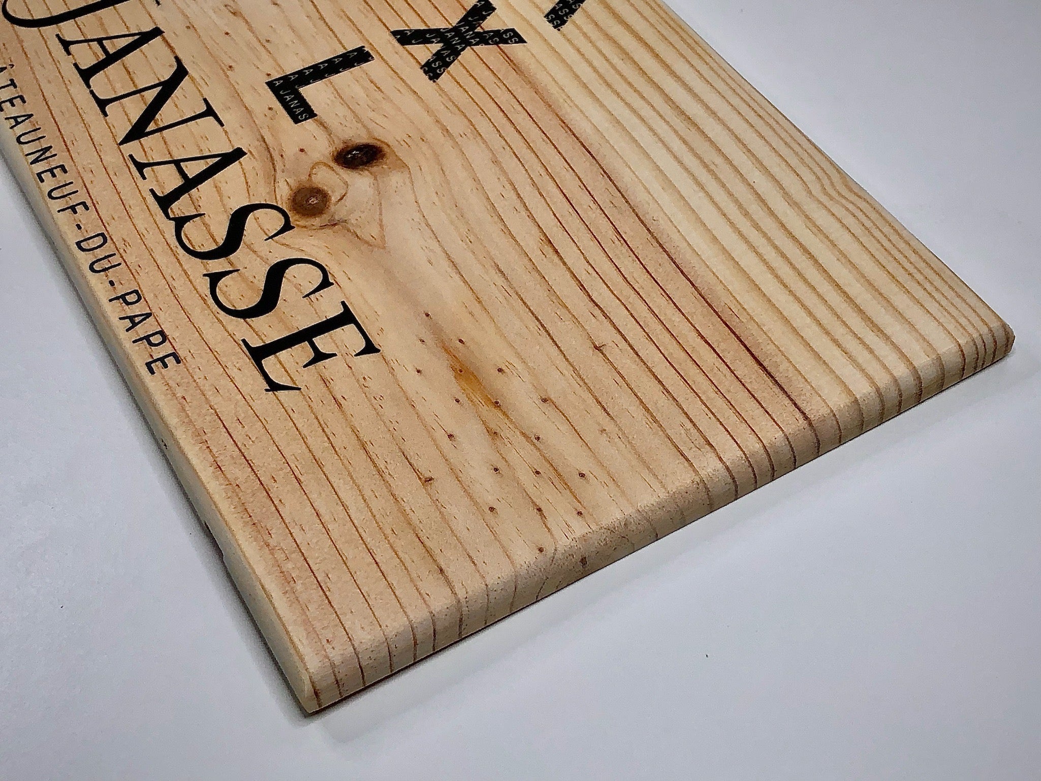 Estampe / Façade d'une caisse de vin en bois du Domaine de la Janasse - Vallée du Rhone | Format 6 bouteilles = 30x17 cm