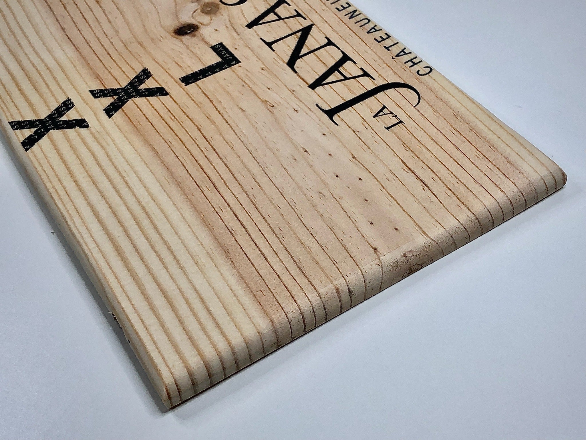 Estampe / Façade d'une caisse de vin en bois du Domaine de la Janasse - Vallée du Rhone | Format 6 bouteilles = 30x17 cm