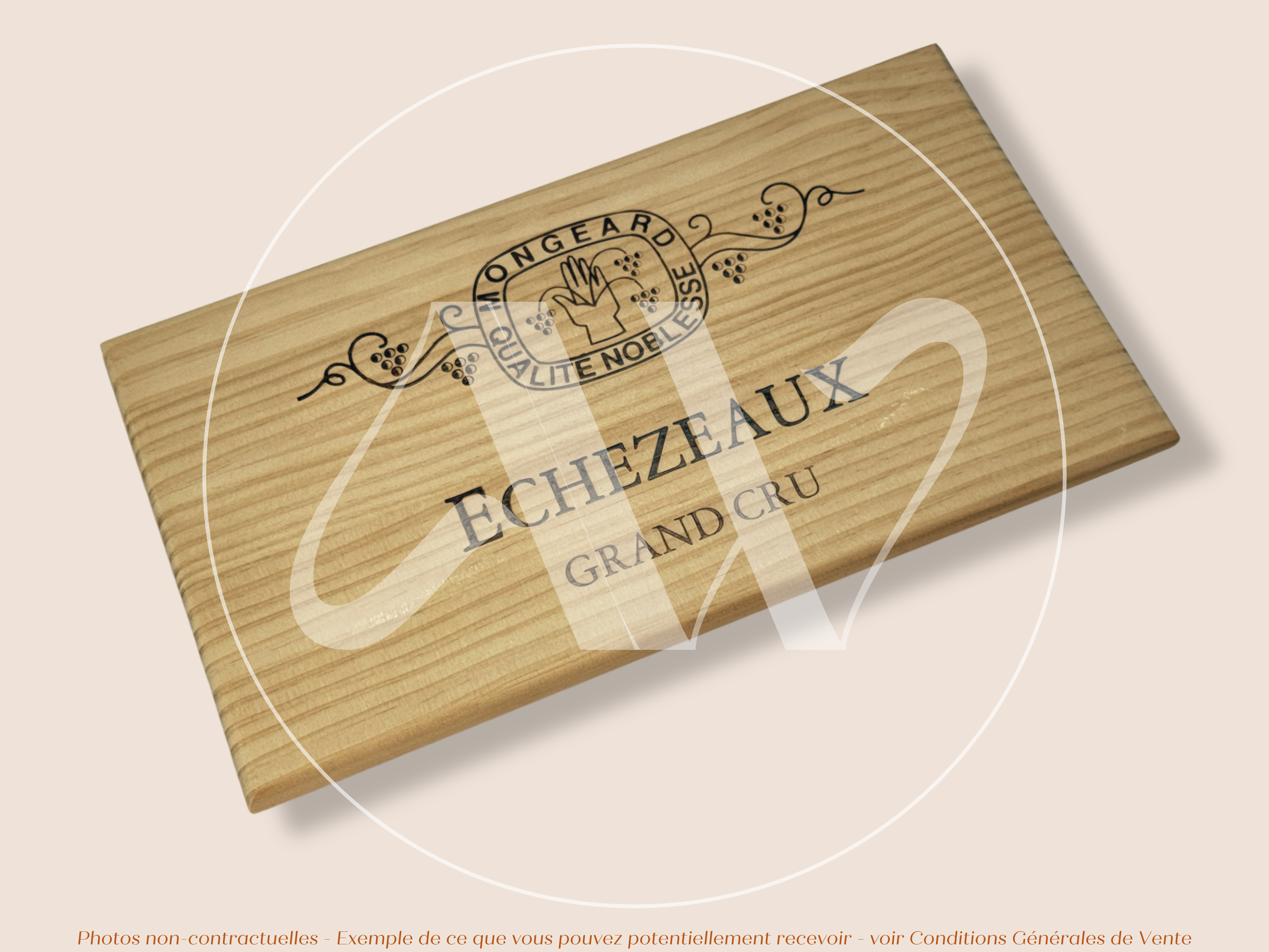 Domaine Mongeard-Mugneret — Échezeaux Grand Cru — Côte de Nuits — Bourgogne — France — Sans millésime — 30 × 17 cm — Couvercle plaque caisse de vin en bois