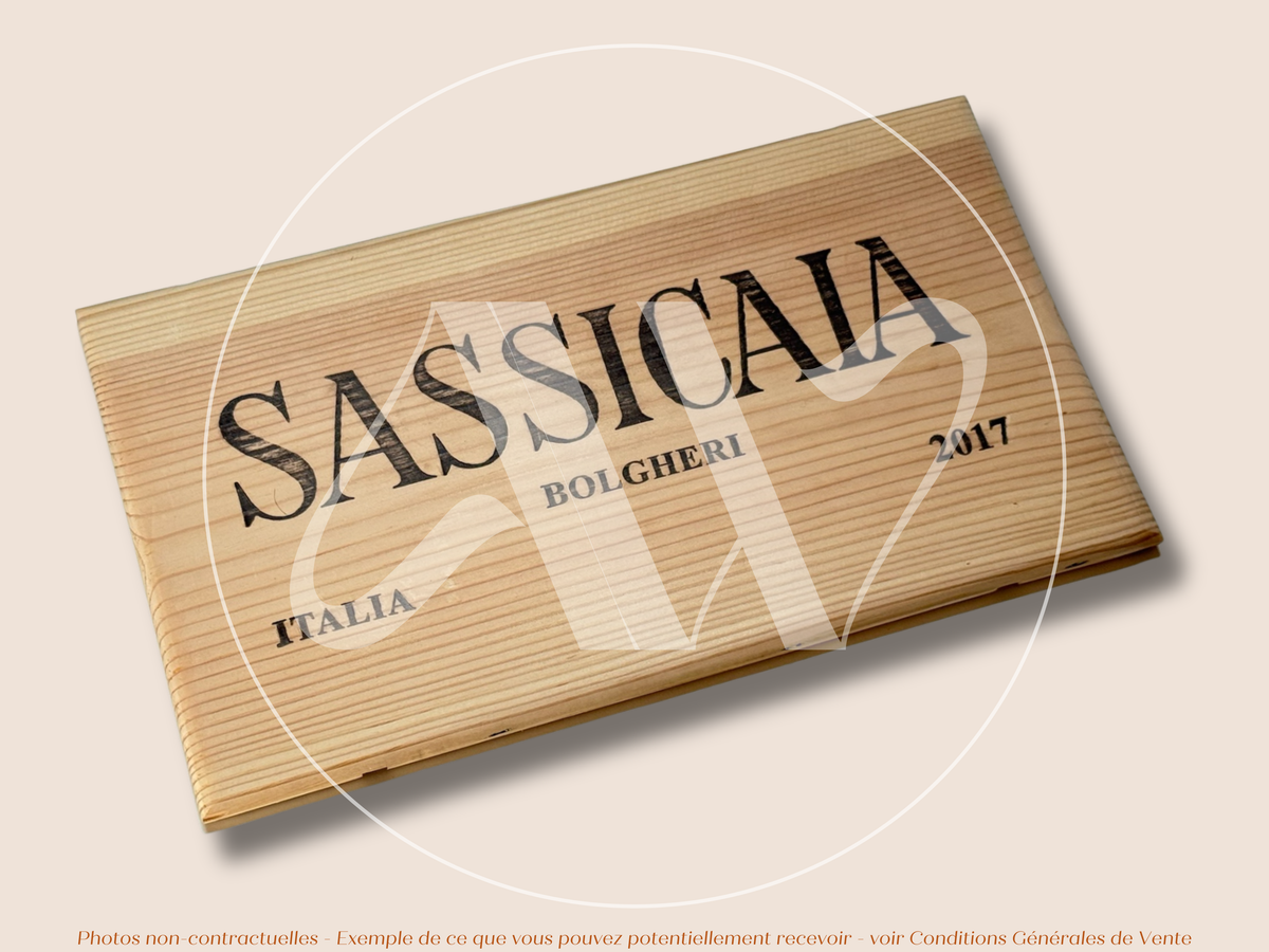 Estampe / Façade d'une caisse de vin en bois du Domaine Sassicaia Tenuta San Guido - Bolgheri - Italie | Format 6 bouteilles = 30x17 cm