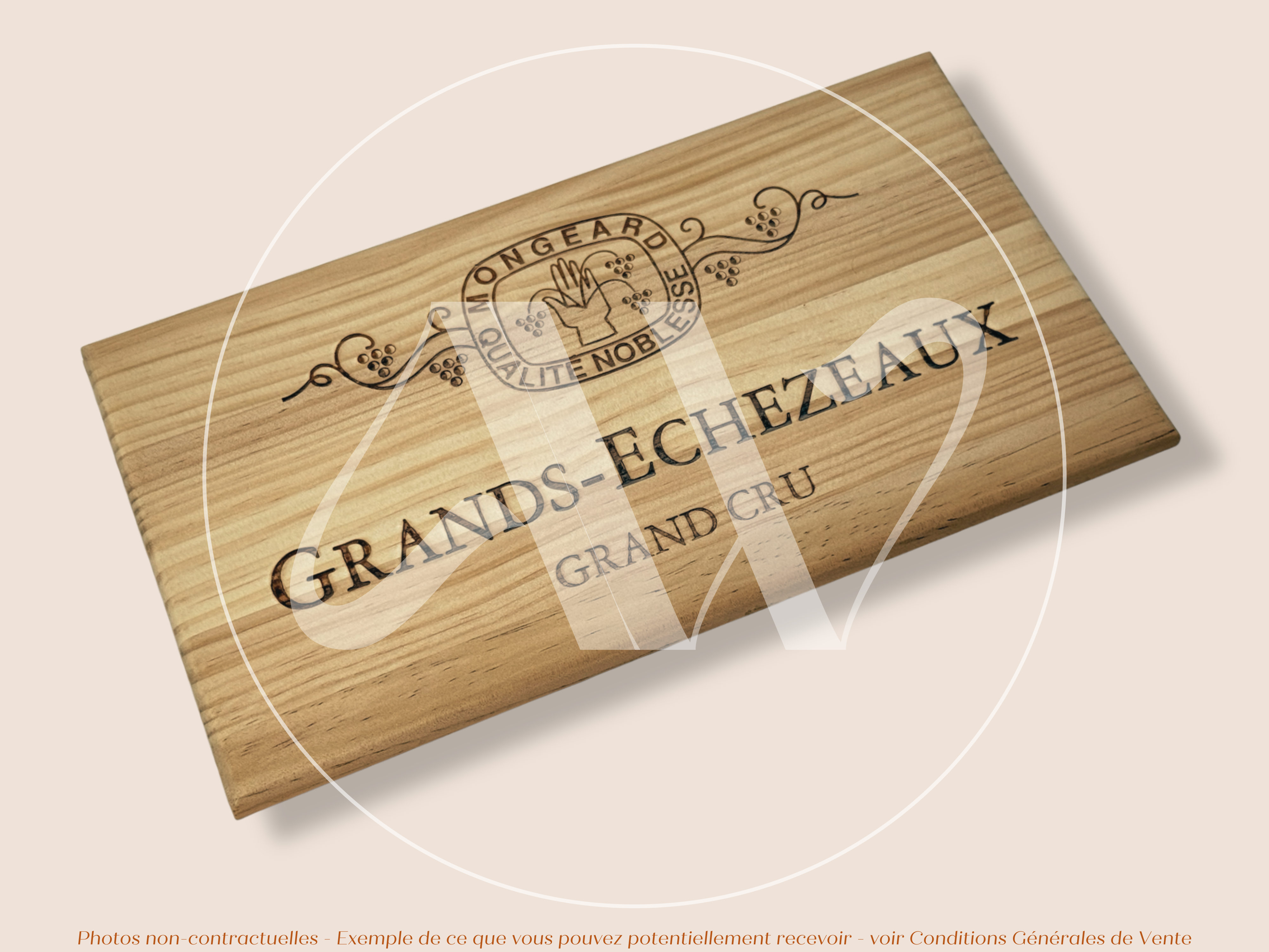 Domaine Mongeard-Mugneret — Grands-Échezeaux Grand Cru — Côte de Nuits — Bourgogne — France — Sans millésime — 30 × 17 cm — Couvercle plaque caisse de vin en bois