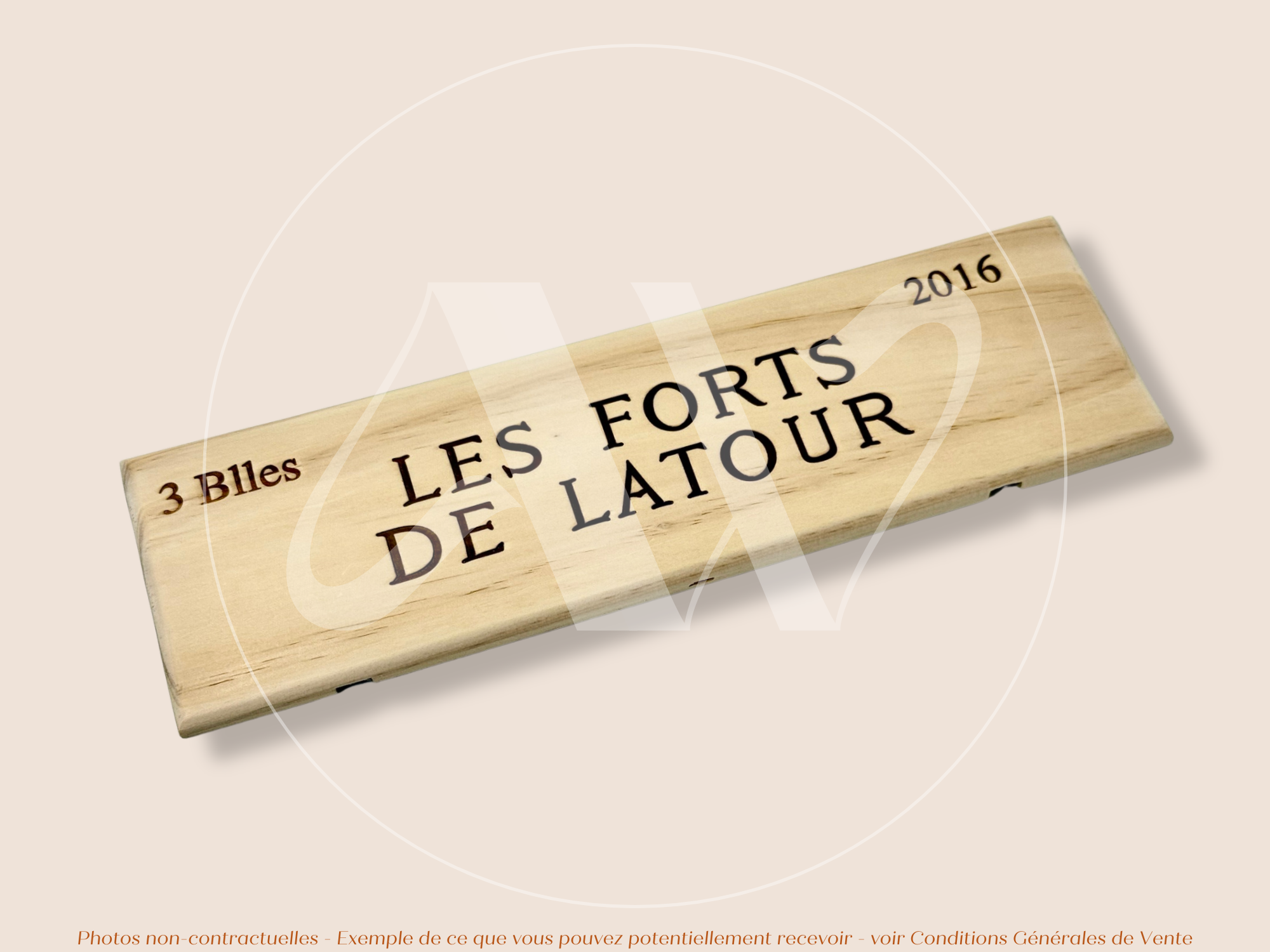 Estampe / Façade d'une caisse de vin en bois du Chateau Latour - Les Forts de Latour - 2016 - Bordeaux | Format 6 bouteilles = 30x9 cm