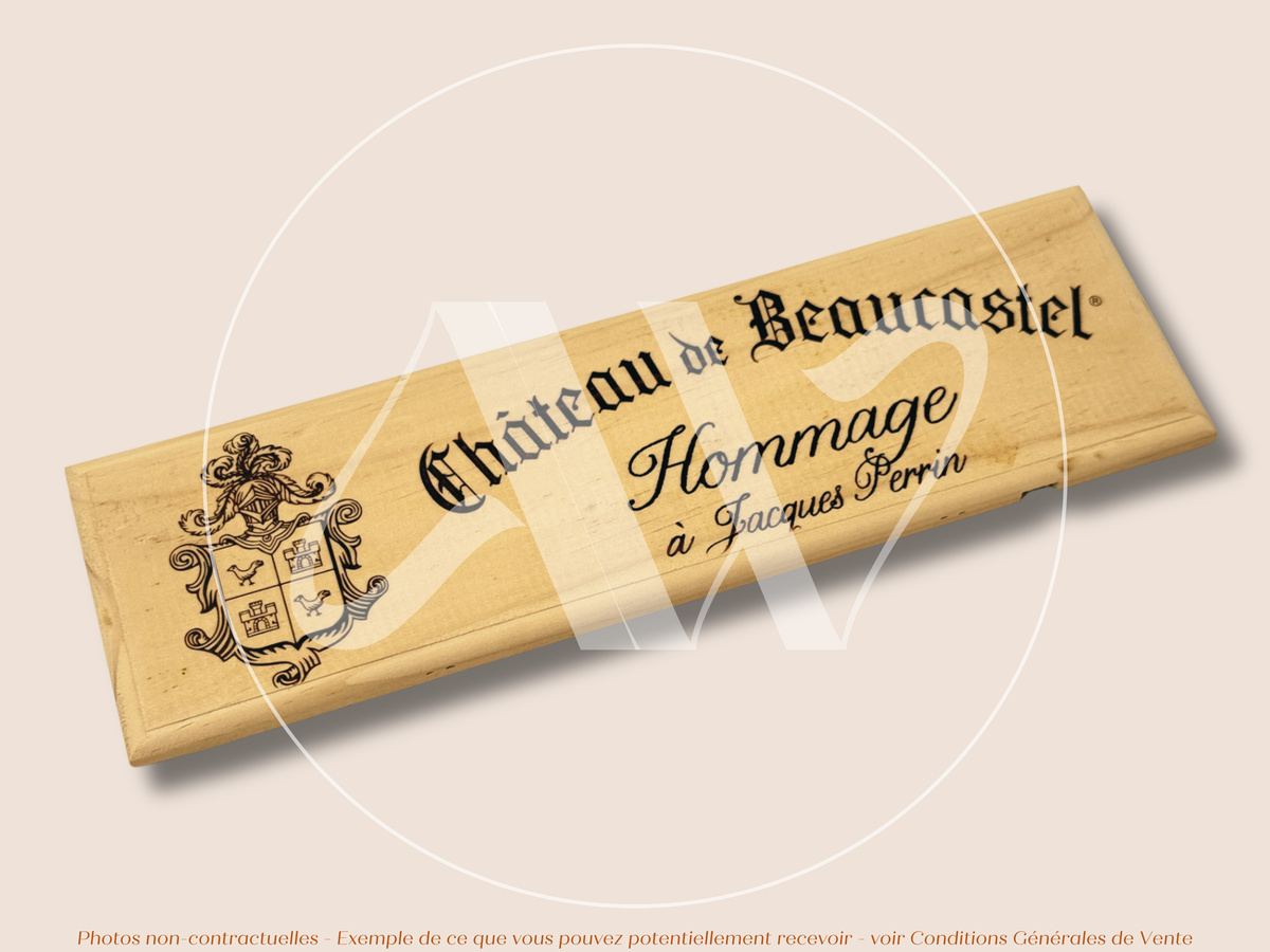 Estampe / Façade d'une caisse de vin en bois du Chateau de Beaucastel - Hommage à Jacques Perrin - Vallée du Rhone | Format : 30x9 cm