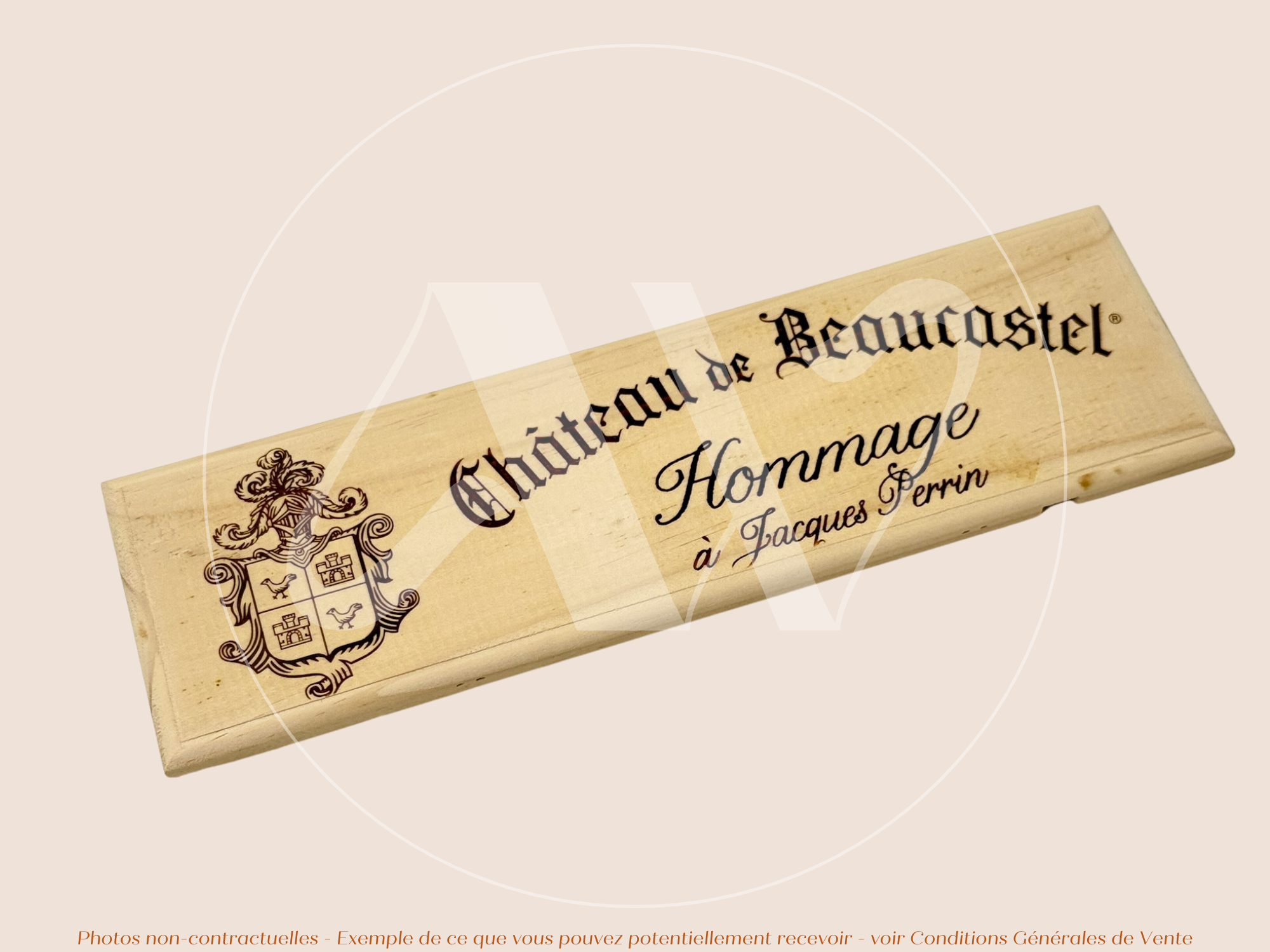 Estampe / Façade d'une caisse de vin en bois du Chateau de Beaucastel - Hommage à Jacques Perrin - Vallée du Rhone | Format : 30x9 cm