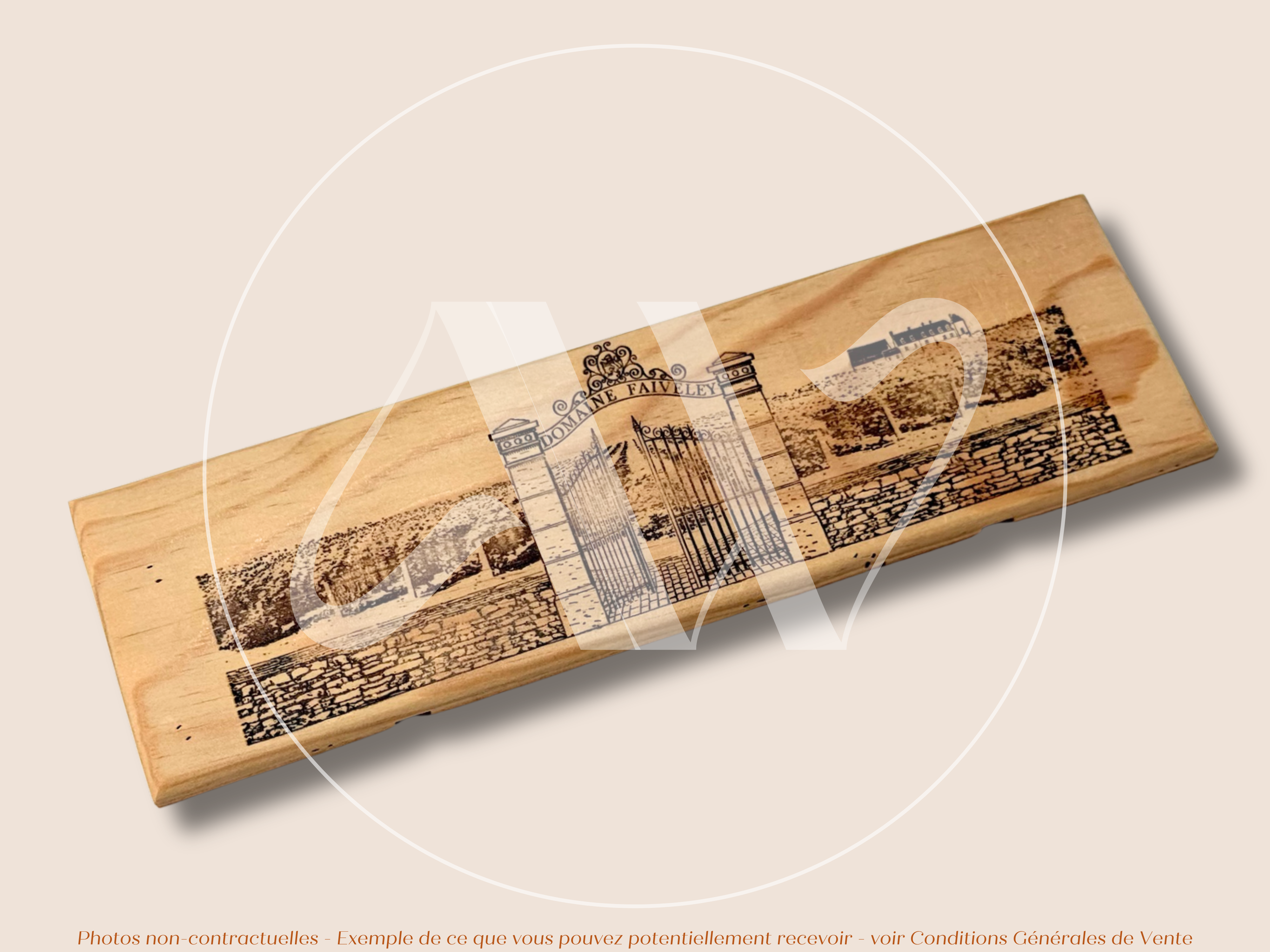 Domaine Faiveley — Nouveau modèle — Nuits-Saint-Georges — Côte de Nuits — Bourgogne — France — Sans millésime — 30 × 9 cm — Façade plaque caisse de vin en bois