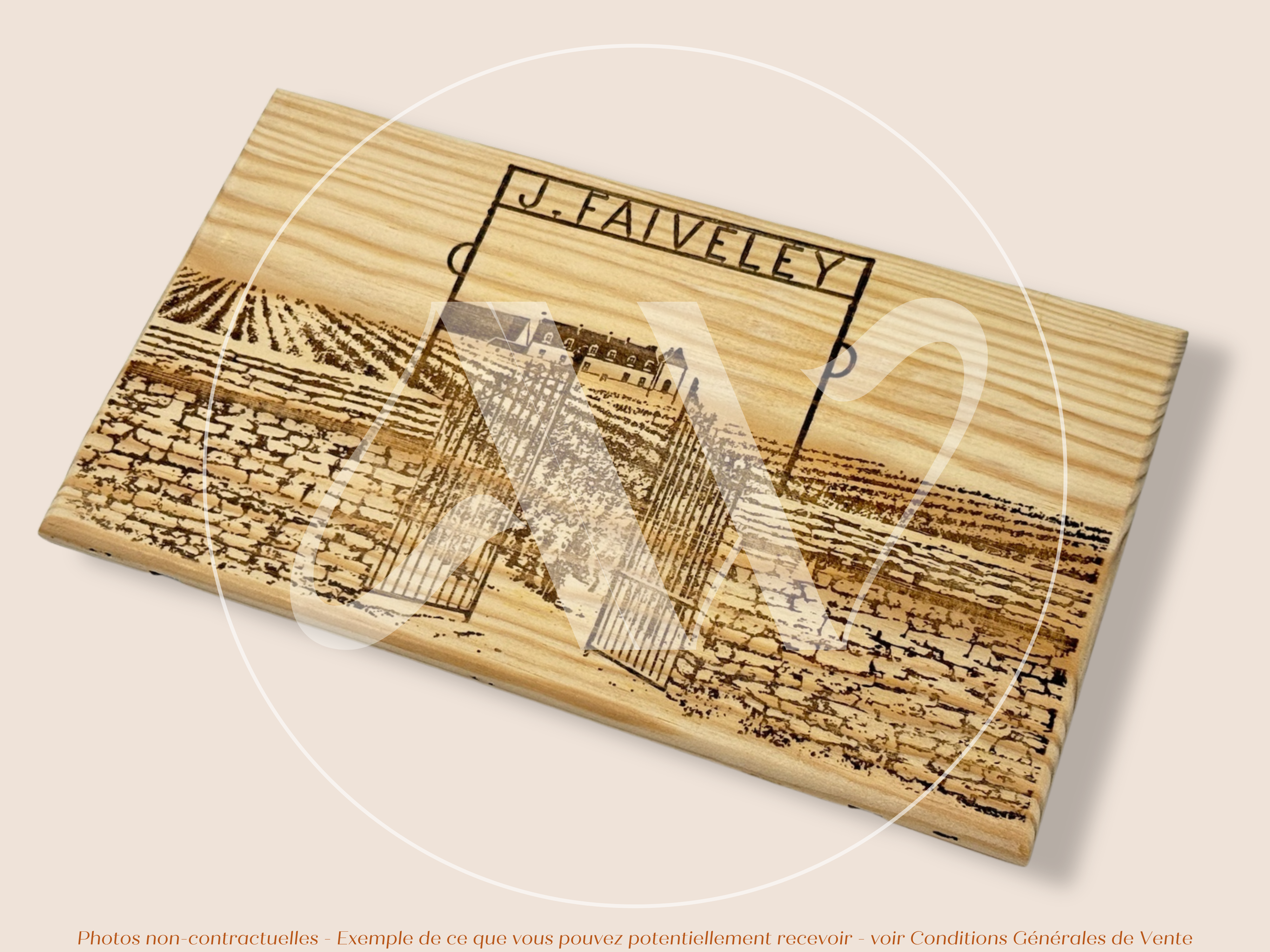Domaine Faiveley — Ancien modèle — Nuits-Saint-Georges — Côte de Nuits — Bourgogne — France — Sans millésime — 30 × 17 cm — Façade plaque caisse de vin en bois