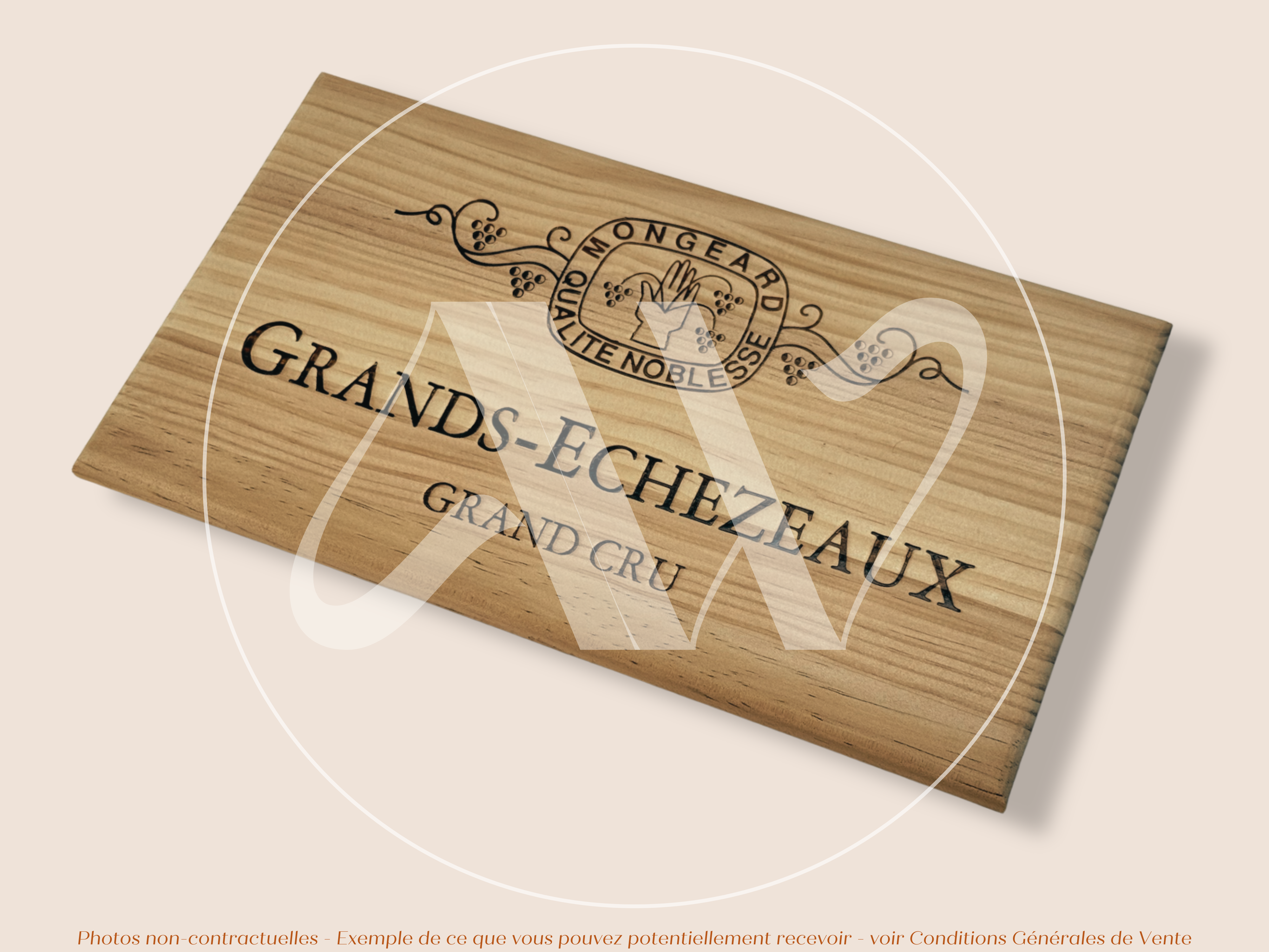 Domaine Mongeard-Mugneret — Grands-Échezeaux Grand Cru — Côte de Nuits — Bourgogne — France — Sans millésime — 30 × 17 cm — Couvercle plaque caisse de vin en bois