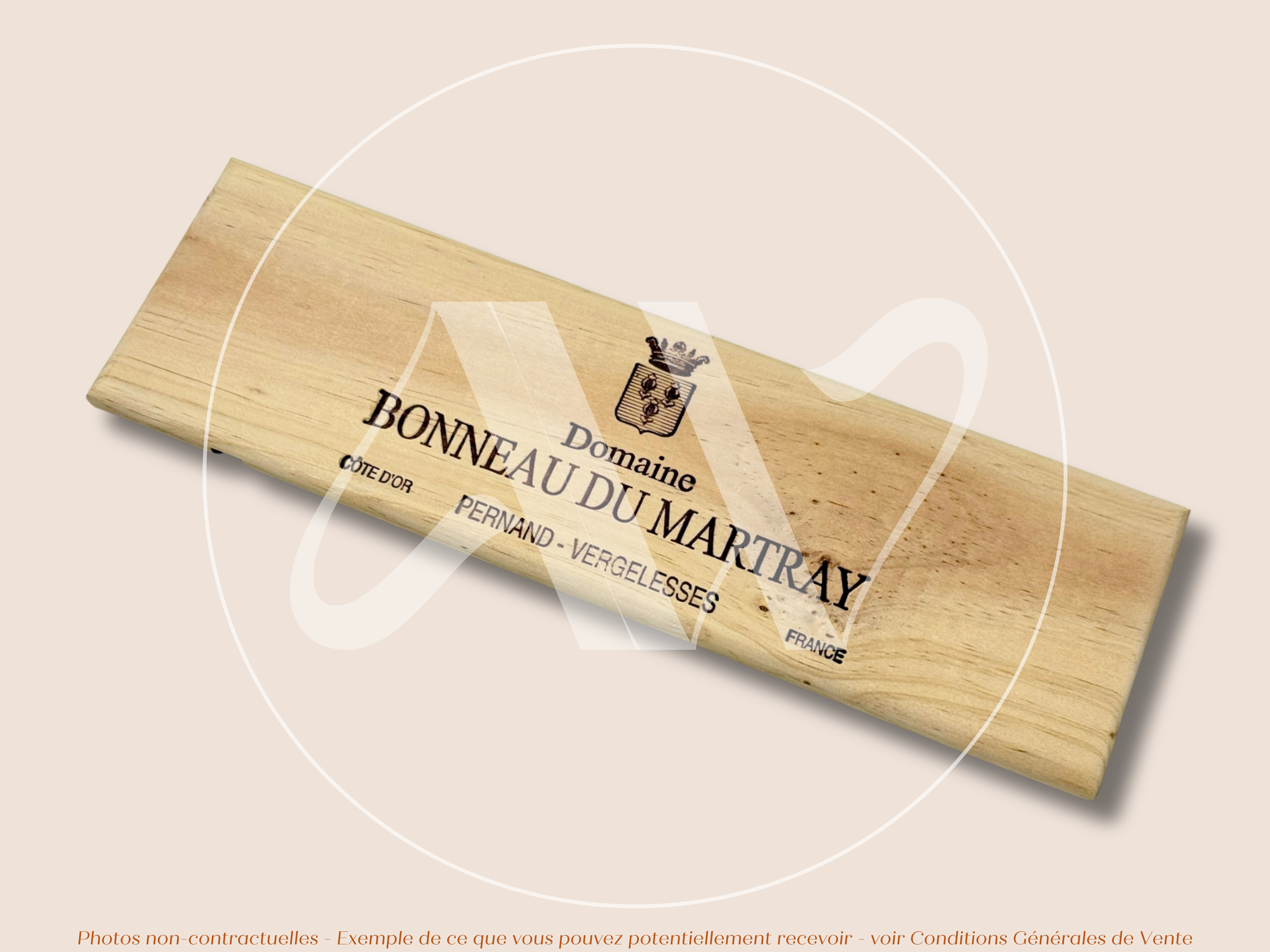Domaine Bonneau du Martray — Pernand-Vergelesses — Côte de Beaune — Bourgogne — France — Sans millésime — 30 × 9 cm — Façade flamme caisse de vin en bois