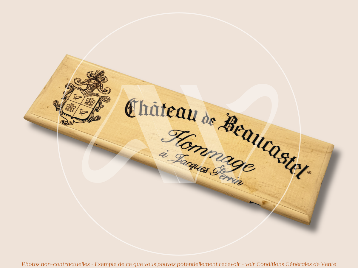 Estampe / Façade d'une caisse de vin en bois du Chateau de Beaucastel - Hommage à Jacques Perrin - Vallée du Rhone | Format : 30x9 cm